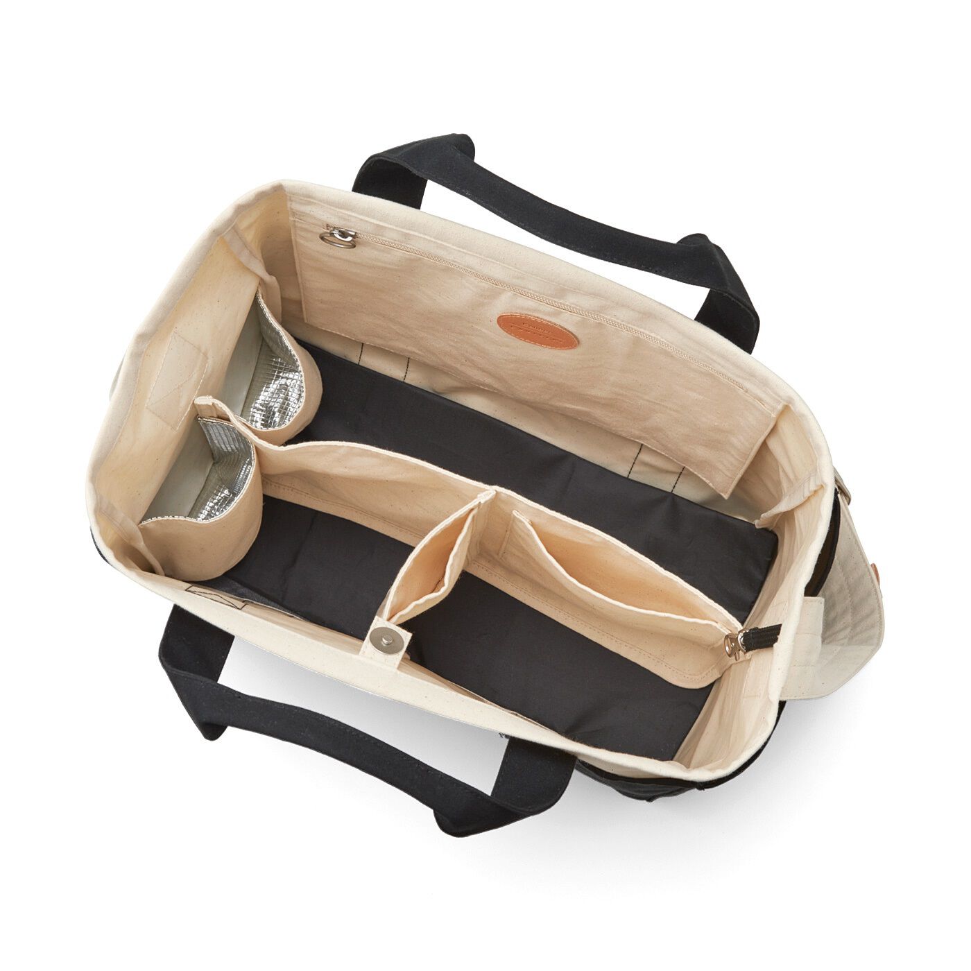 L'AMIPLUS|Kanoco×ラミプリュス　軽やか帆布のマザーズTバッグ|ざっくりと仕切ることで、子どものものと自分のものを真ん中の仕切りで分けて使うことができます◎。