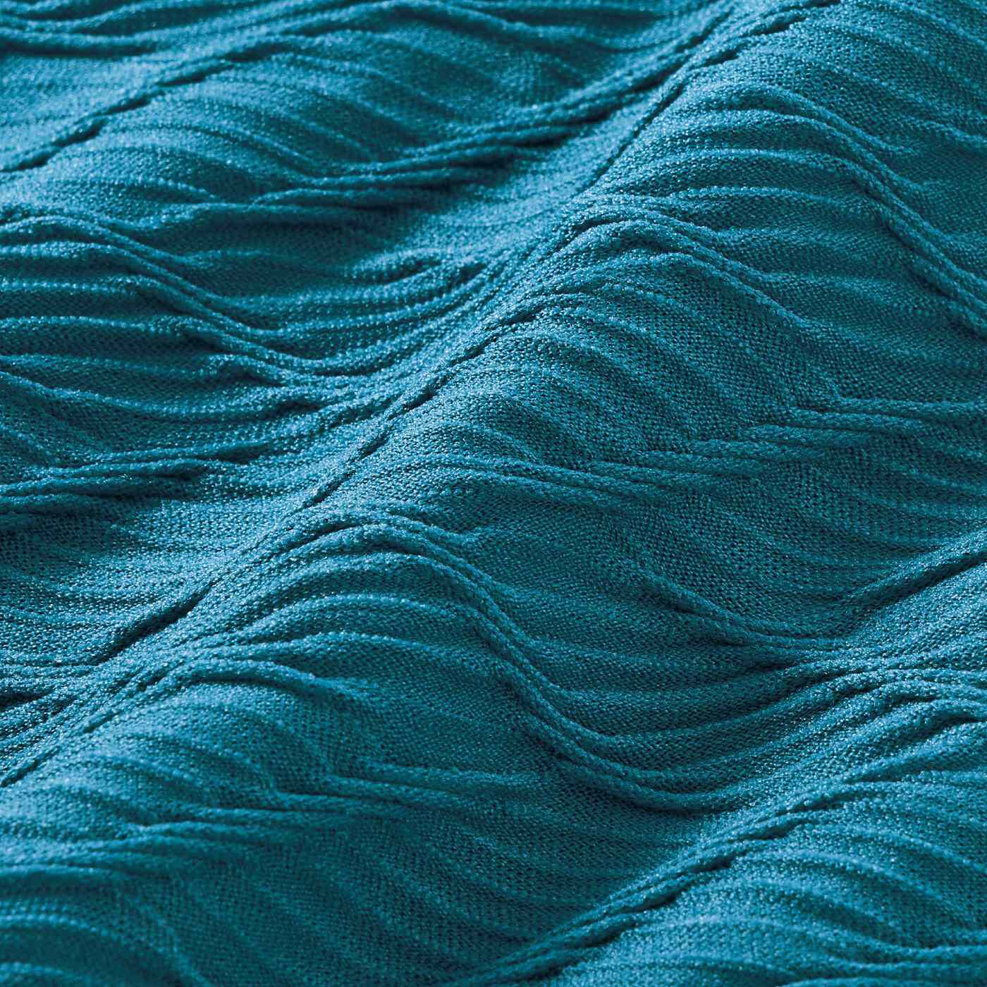 L'AMIPLUS|ラミプリュス　隠しドロストでクシュッ！　袖デザインも重ね着も楽しめる伸びやか素材のきれいＴブラウスの会|ブラウス見えする伸びやかなカットソー素材。編み柄の凹凸が表情豊か。