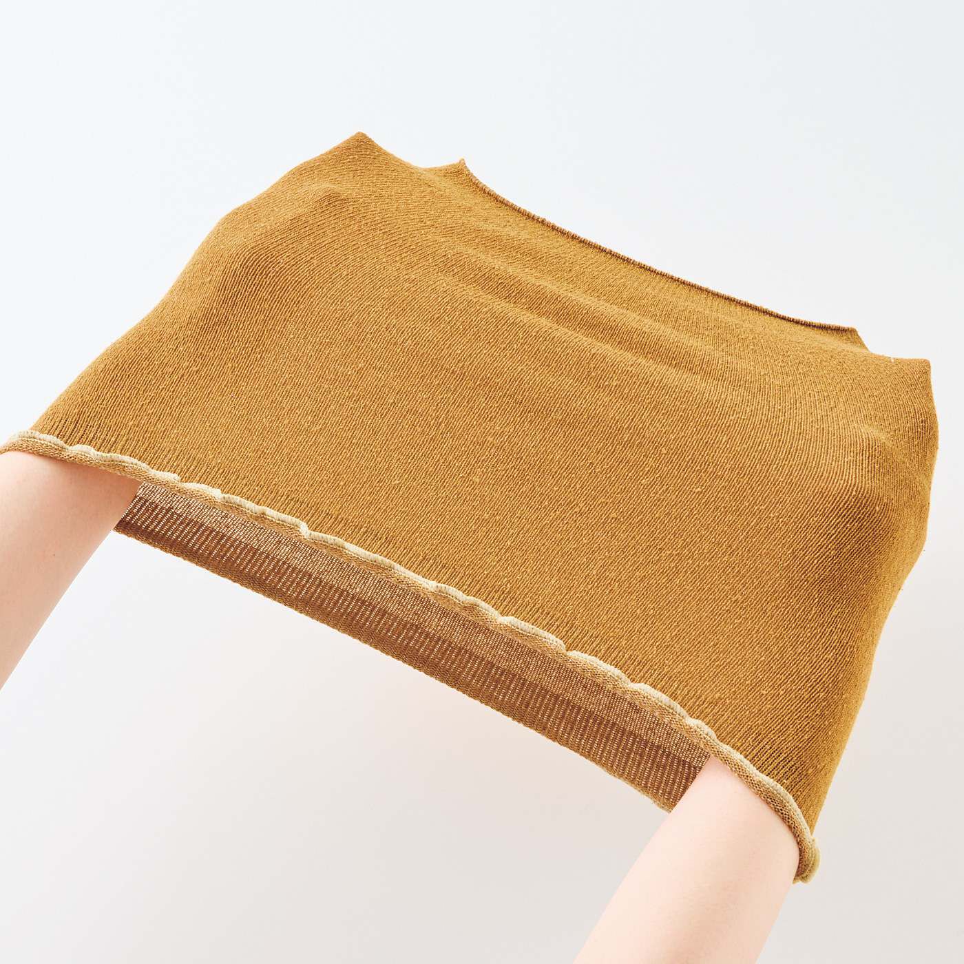 L'AMIPLUS［ラミプリュス］|ラミプリュス　ちらっと見えてもかわいい　シルク混の伸びやかカラーはら巻きの会|伸びのよい素材で、縫い目のない丸編みなのでごろつきません。