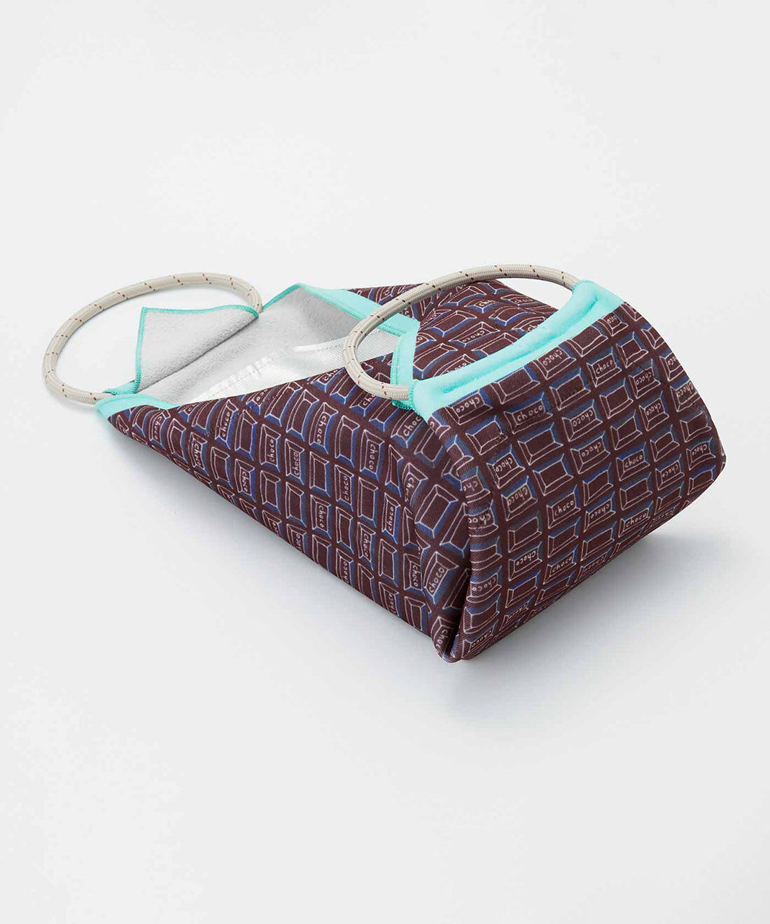 L'AMIPLUS［ラミプリュス］|ラミプリュス チョコレートバイヤーみりとコラボ 特殊繊維で結ばずピタッ 持ち手が付いてる大きめサイズのひっつクロスの会|2，上下をたたみます。