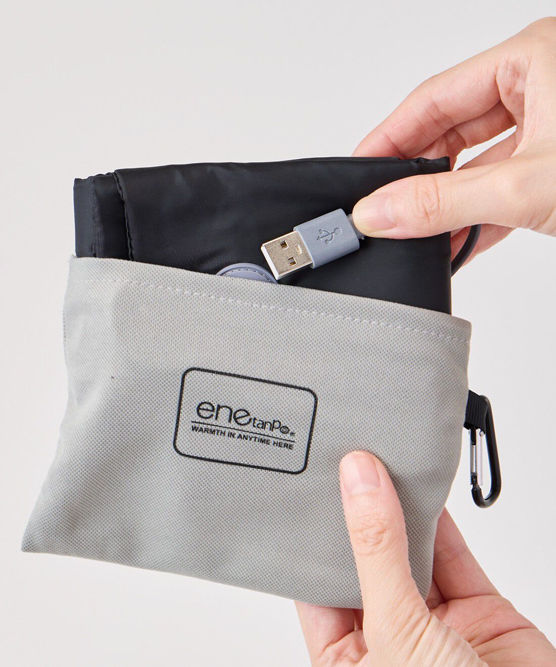 L'AMIPLUS|ラミプリュス　USB給電で外でもあたたか　ポケットサイズにたためる軽うすシートヒーター|持ち運びにも便利なポーチ付き。