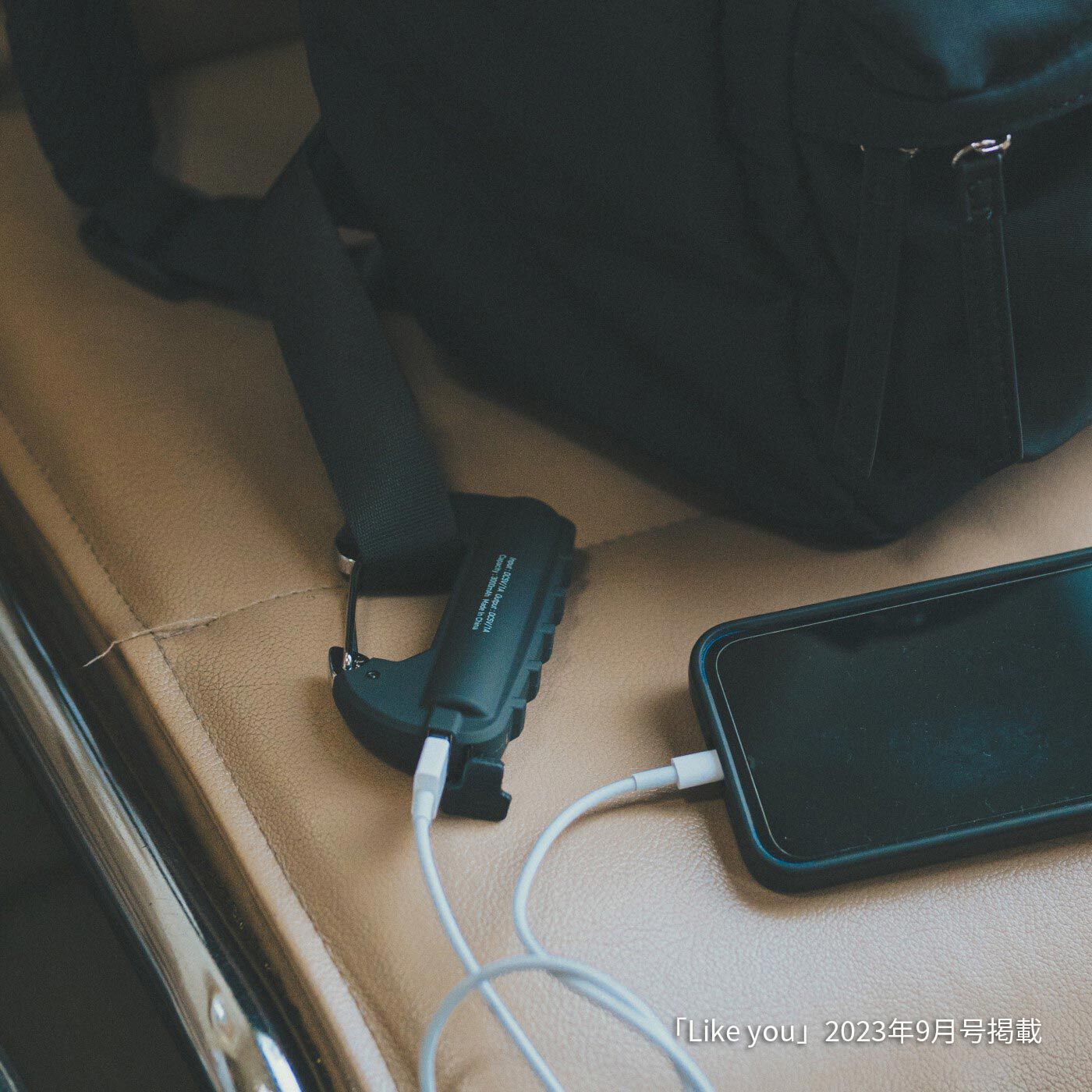 L'AMIPLUS|ラミプリュス　充電しながらリュックやかばんにつるせる　カラビナ式モバイルバッテリーの会