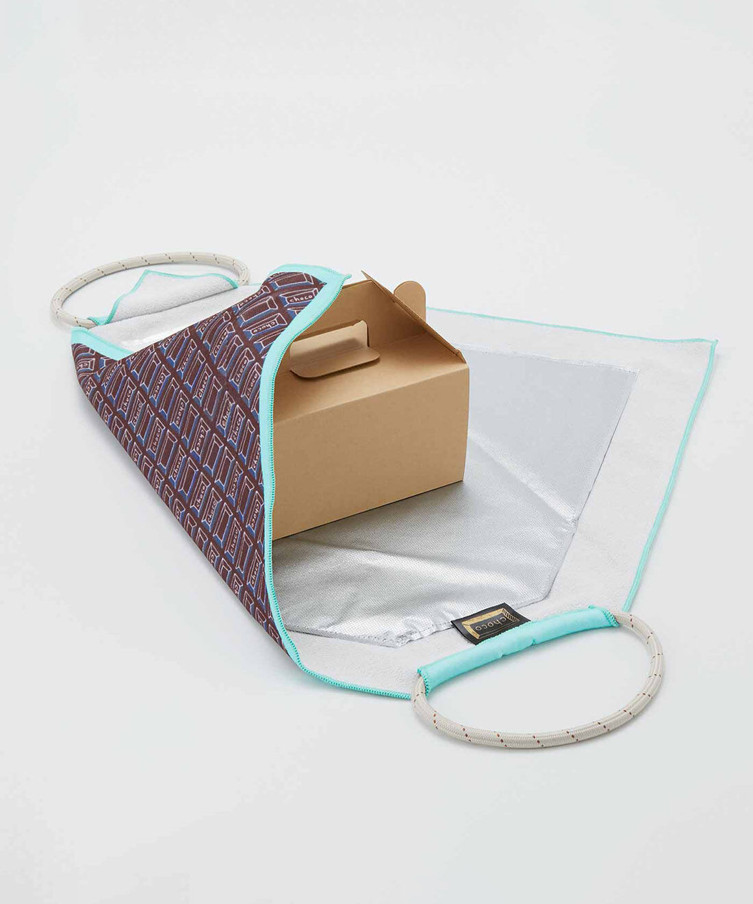 L'AMIPLUS［ラミプリュス］|ラミプリュス チョコレートバイヤーみりとコラボ 特殊繊維で結ばずピタッ 持ち手が付いてる大きめサイズのひっつクロスの会|1，左右をたたみます。