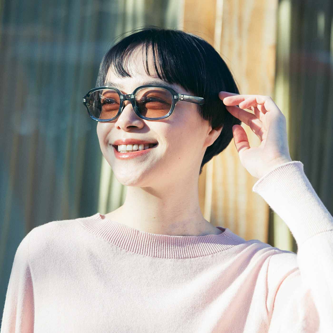 L'AMIPLUS［ラミプリュス］|ラミプリュス 折りたたんでコンパクト 紫外線の強さに合わせて色が変化する どこでも快適調光サングラス〈クリアブラック〉|外に出たとき