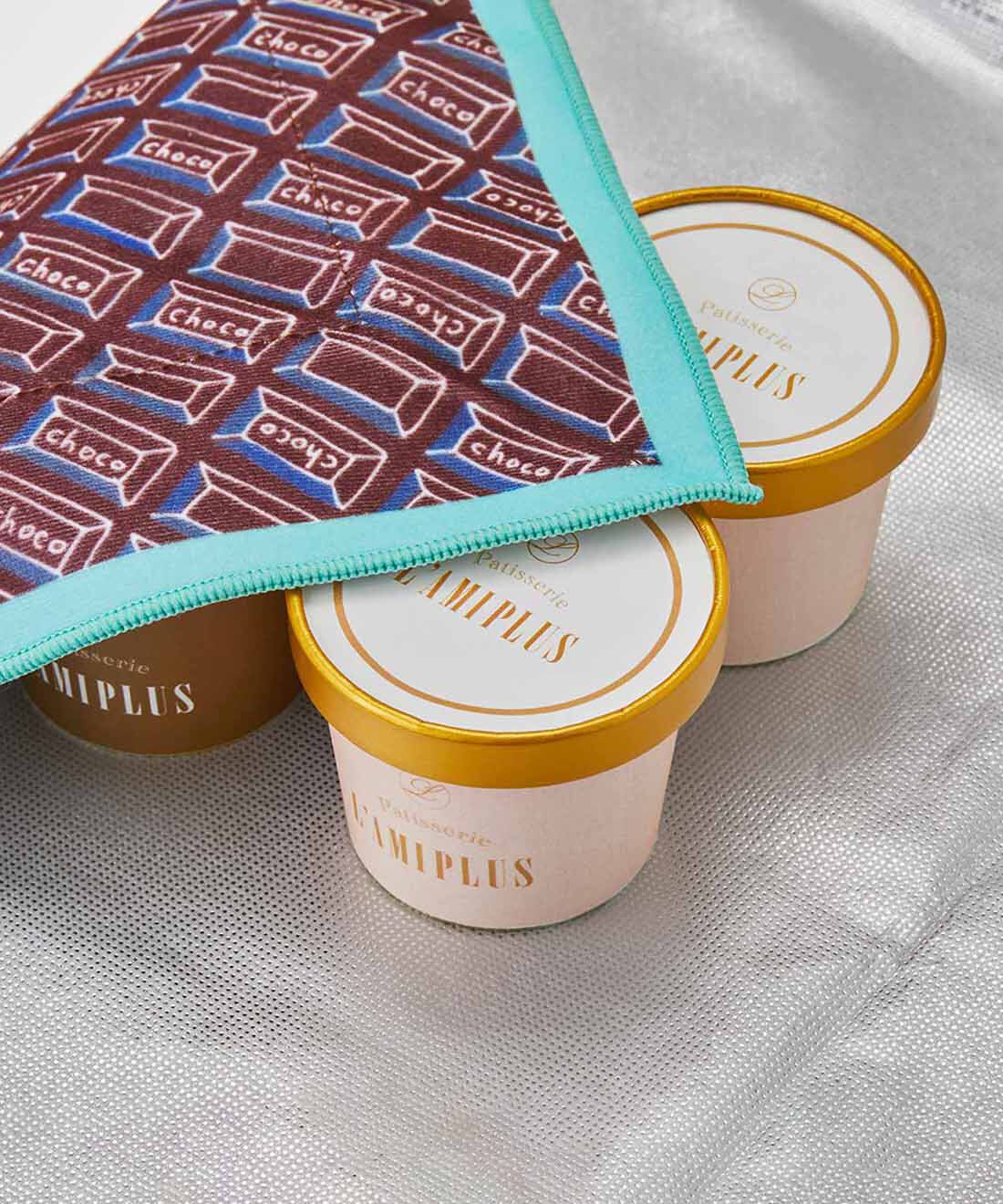 L'AMIPLUS［ラミプリュス］|ラミプリュス チョコレートバイヤーみりとコラボ 特殊繊維で結ばずピタッ 持ち手が付いてる大きめサイズのひっつクロスの会|コンパクトにたためるから、携帯して、スーパーの帰りに冷やしたいものを包んでも。ペットボトルやいびつなものも包めます。