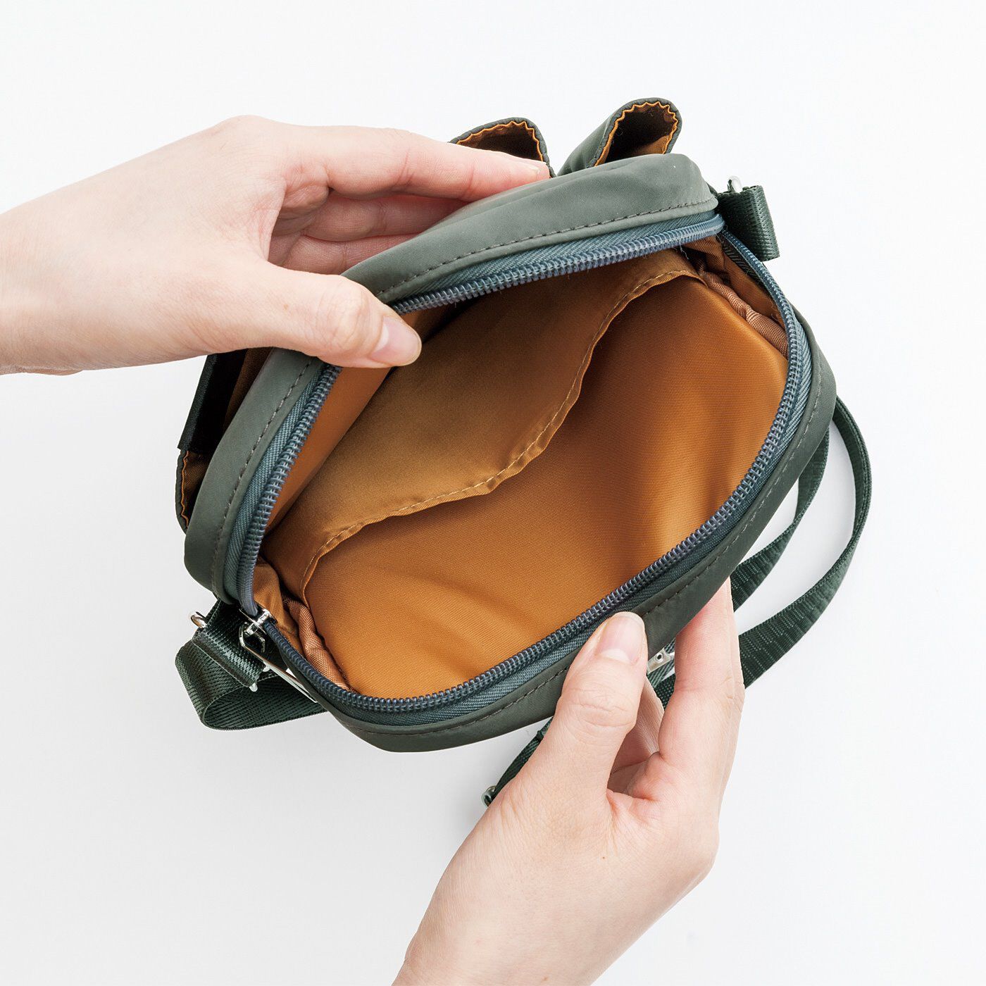 L'AMIPLUS|ラミプリュス　瞬時にショルダーを短くできる　ひっかけコードが便利なショルダーバッグの会|中はシンプルにワンポケット。