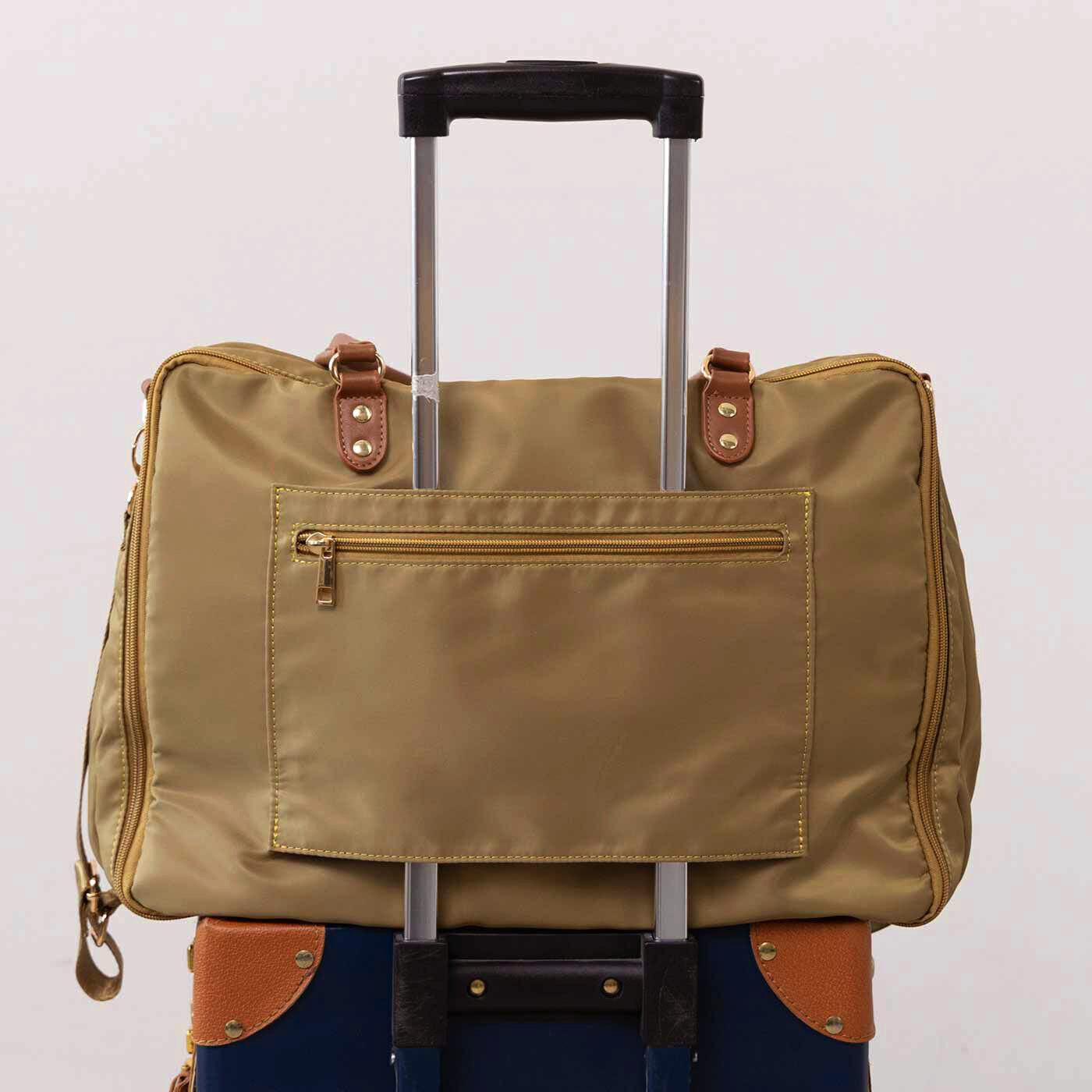 L'AMIPLUS［ラミプリュス］|ラミプリュス きれいめ上品 ガバッと開いて一目瞭然！ 180度オープン部屋が便利なトラベルボストンバッグ|背面はキャリーケースに通せる仕様。