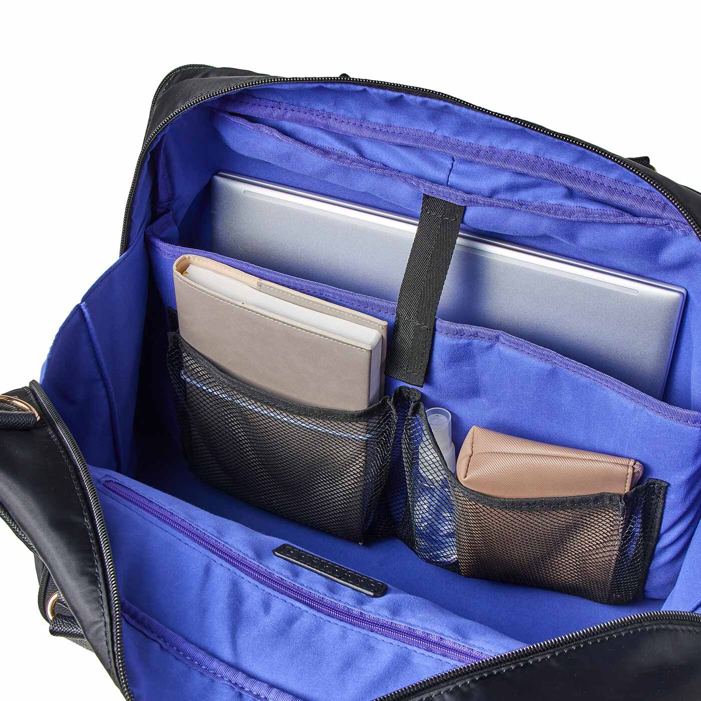 L'AMIPLUS［ラミプリュス］|ラミプリュス きれいめ上品 ガバッと開いて一目瞭然！ 180度オープン部屋が便利なトラベルボストンバッグ〈リッチブラック〉|大ポケットはクッション入りでパソコンも入れられます。