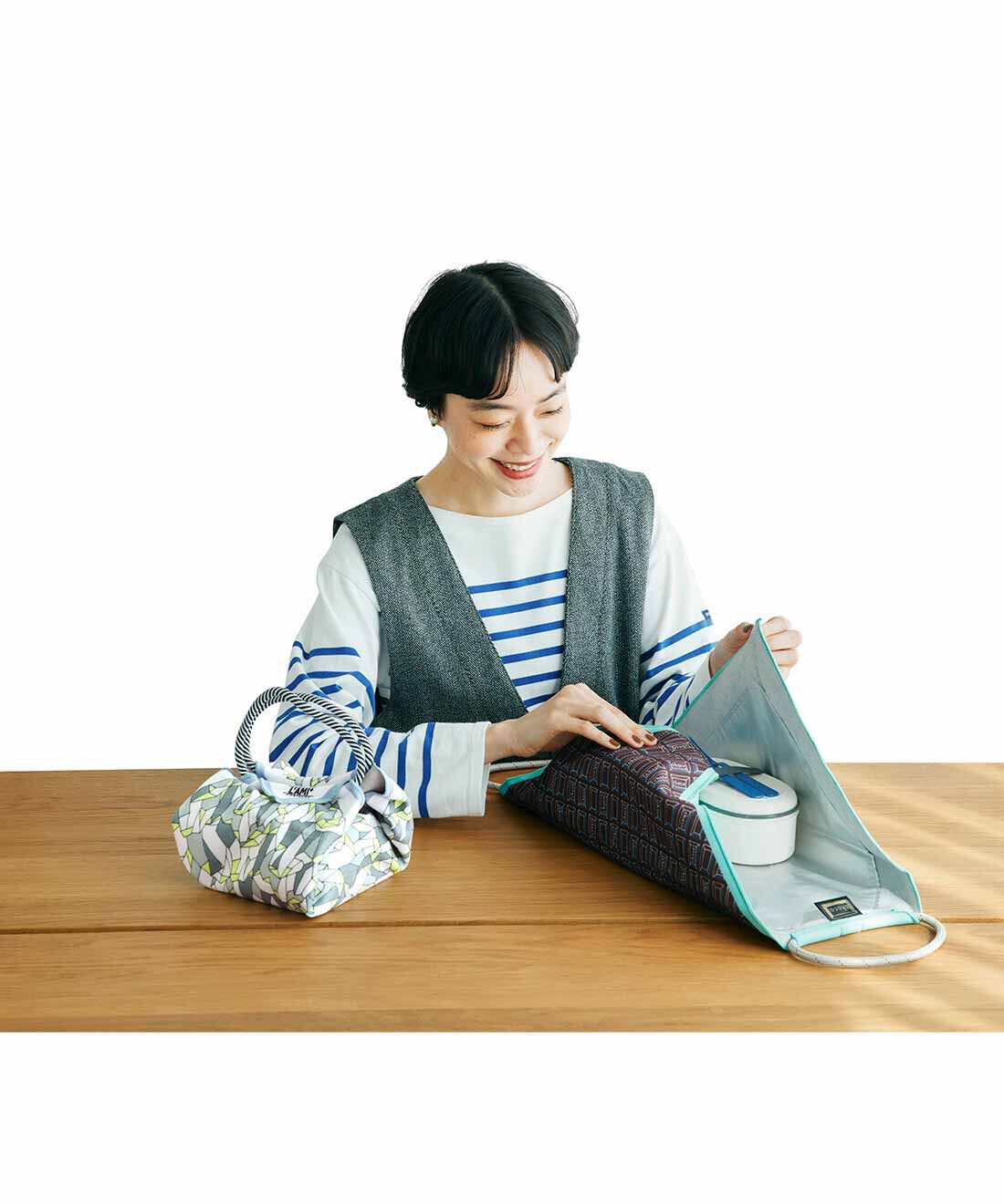 L'AMIPLUS［ラミプリュス］|旭山動物園・ボルネオの森応援商品　ラミプリュス　特殊繊維で結ばずピタッ　持ち手が付いてるひっつクロスの会|ハンカチを包むように折ればOK。