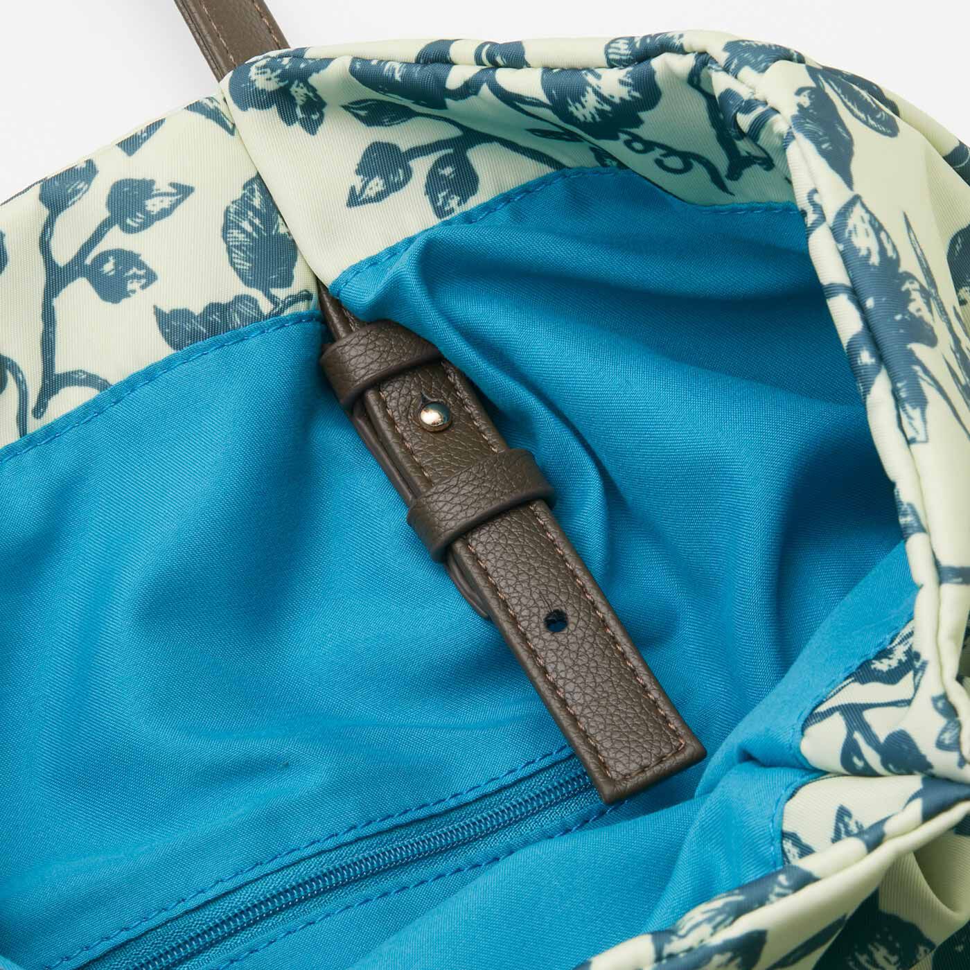 L'AMIPLUS［ラミプリュス］|ラミプリュス× MEDE19F 持ち手の長さが6段階調節できる 愛（め）でるオトナ柄トートバッグの会|ベルトを引っぱって、金具にはめるだけで簡単調節。