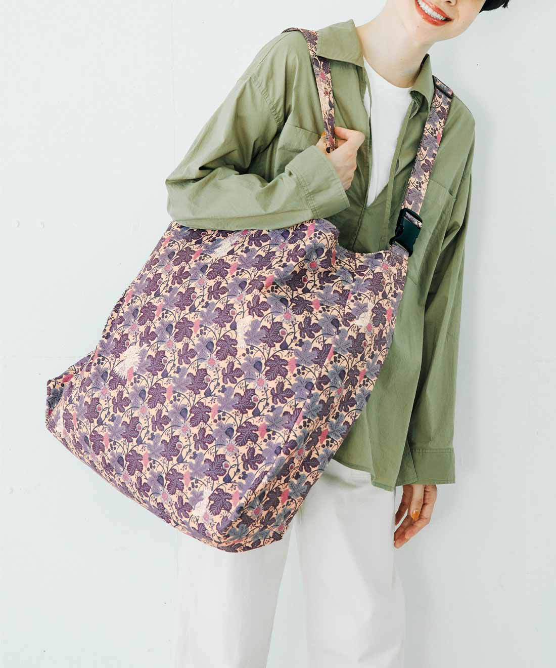 L'AMIPLUS|ラミプリュス 肩にかかる重さを分散 両肩で持てる特大ポケッタブル撥水バッグ〈森の動物ボタニカル〉の会|気分高まるボタニカル柄。よくよく見ると、秋の実りを食べて植物柄に染まった可憐な動物たちが。