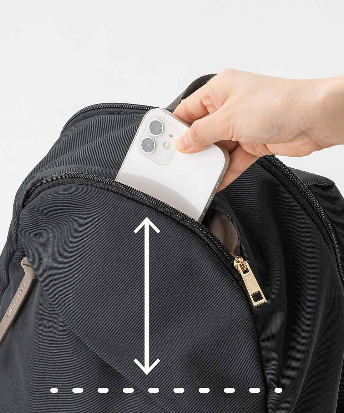 L'AMIPLUS|ラミプリュス ガバッと開いて一目瞭然！ 充実9ポケットの撥水(はっすい)スマートリュック〈リッチブラック〉|上部の浅めファスナーポケット　入れたものが沈みこまない浅め設計なので、小物も出し入れサッ！