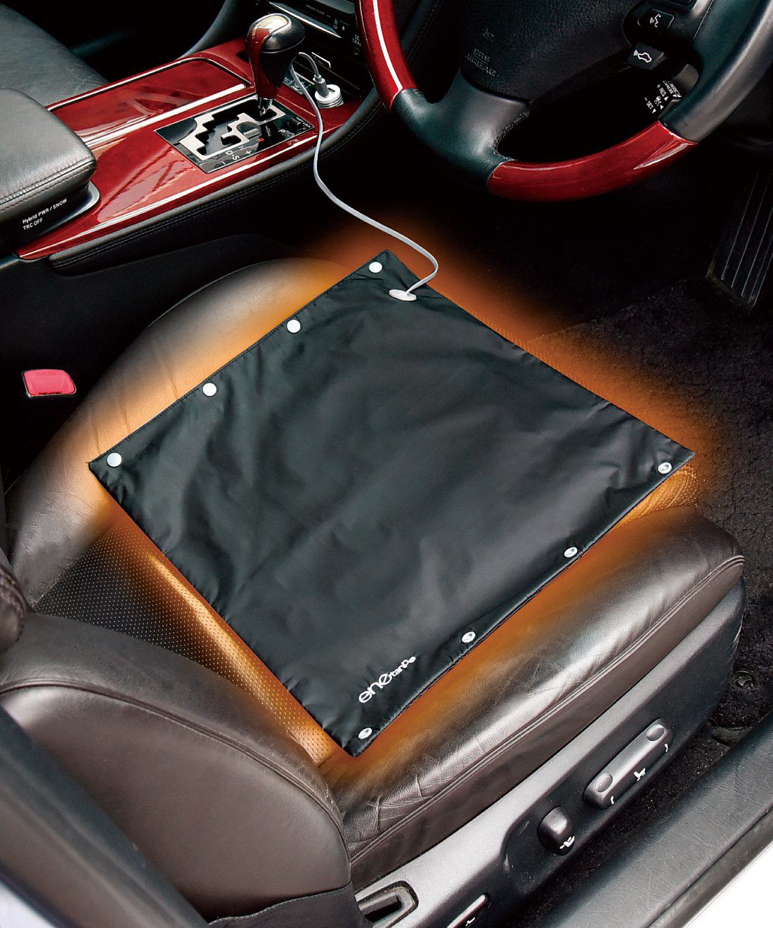 L'AMIPLUS|ラミプリュス　USB給電で外でもあたたか　ポケットサイズにたためる軽うすシートヒーター|車の座席に敷いて使えるので、運転中も暖か。