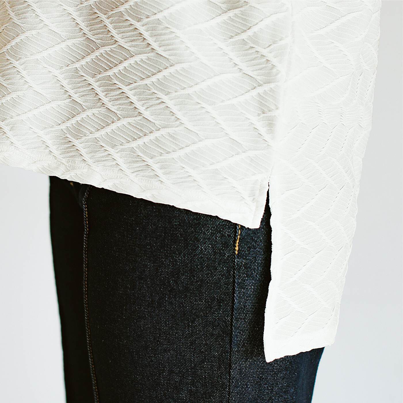 L'AMIPLUS|ラミプリュス　隠しドロストでクシュッ！　袖デザインも重ね着も楽しめる伸びやか素材のきれいＴブラウスの会|サイドスリットと前後差があるデザインで、ヒップをさりげなくカバー。