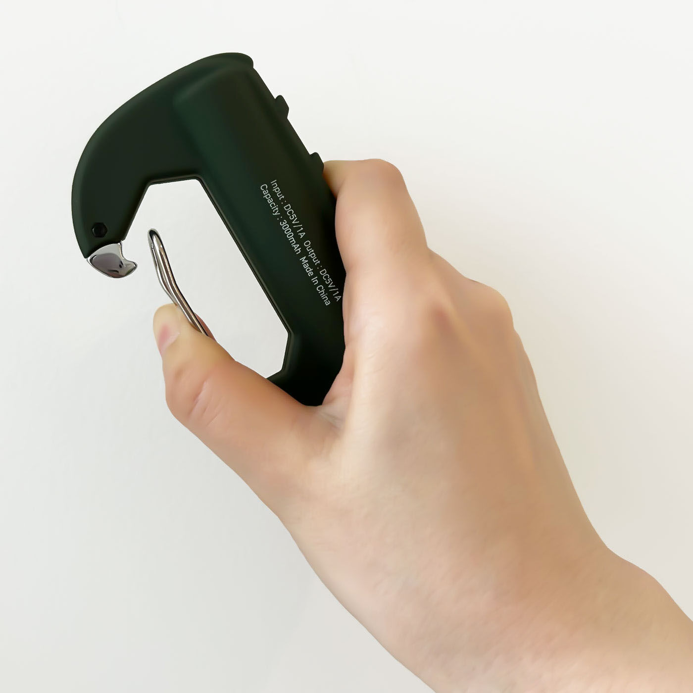 L'AMIPLUS|ラミプリュス　充電しながらリュックやかばんにつるせる　カラビナ式モバイルバッテリーの会|しっかり固定　タフなカラビナ。いろいろなところに引っ掛けOK。