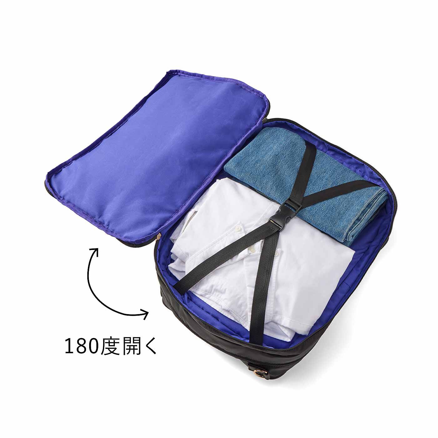 L'AMIPLUS［ラミプリュス］|ラミプリュス きれいめ上品 ガバッと開いて一目瞭然！ 180度オープン部屋が便利なトラベルボストンバッグ〈リッチブラック〉|荷物留めバックル付きの背面は、スーツケース感覚で収納OK。