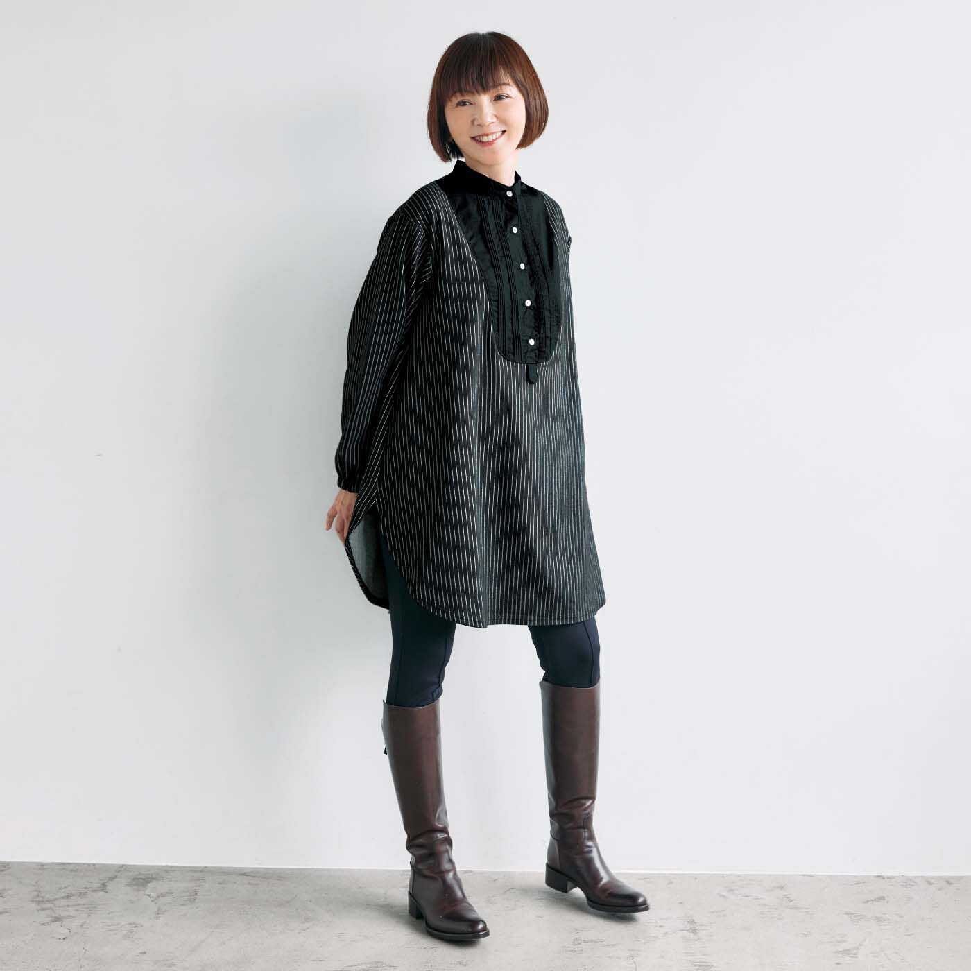 frauglatt［フラウグラット］|大人の女史会×frauglatt　顔うつりすっきりチュニック〈凛（りん）ブラック〉|前ボタンが全開しないプルオーバー仕様だから、おなかまわりにすき間風が入らずふんわりあったか。