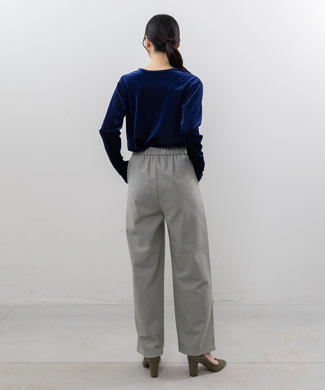 frauglatt|フラウグラット ウール見えカットソーで着心地らくちん トラッドな印象のヘリンボーンセミワイドパンツの会|BACK