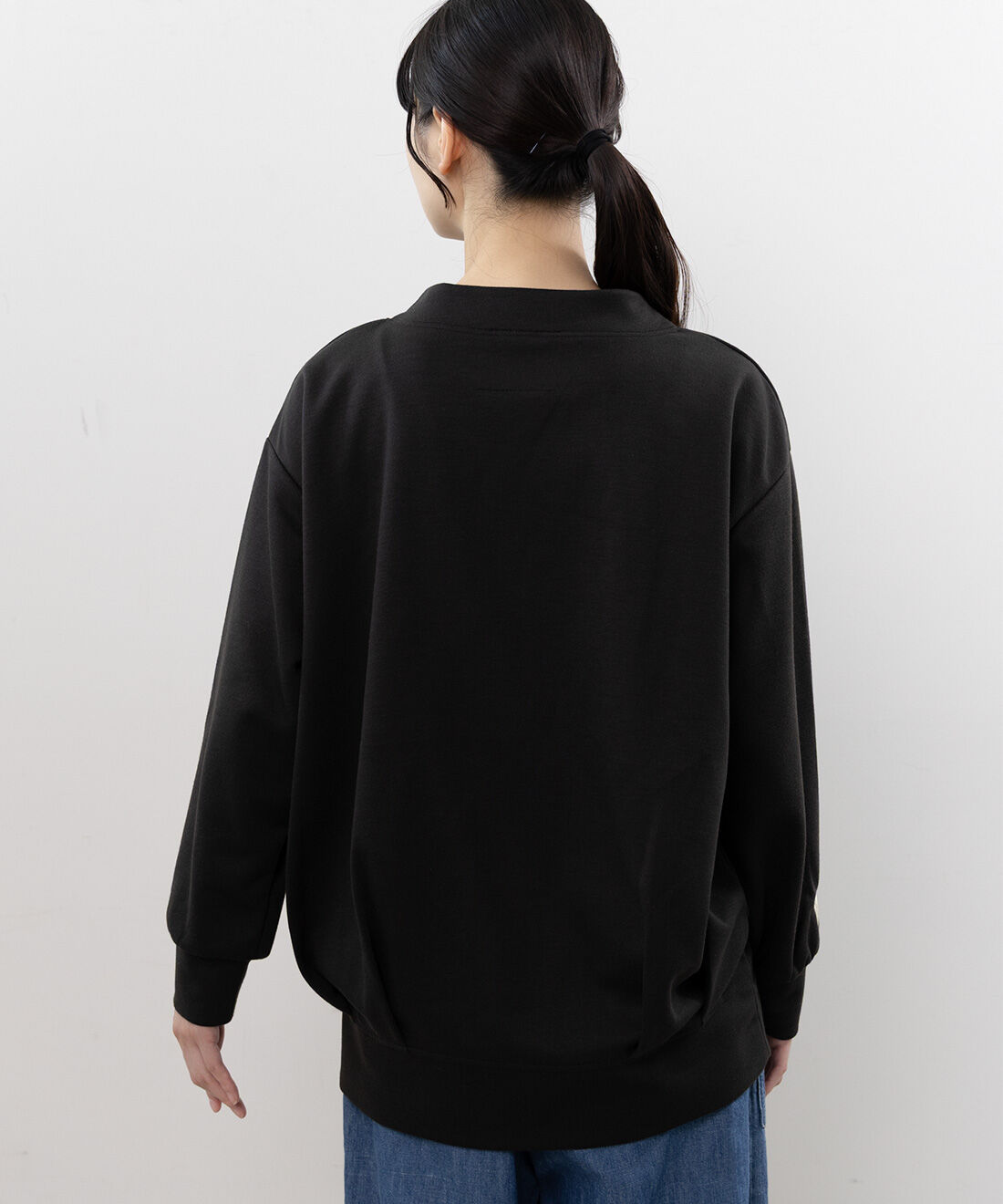 frauglatt|旭山動物園・ボルネオの森応援商品 フラウグラット 一枚で着こなし2スタイル こっそり刺しゅうのスウェットトップス〈ホッキョクグマ〉の会|背中側もタック入りでふんわり体形カバー。