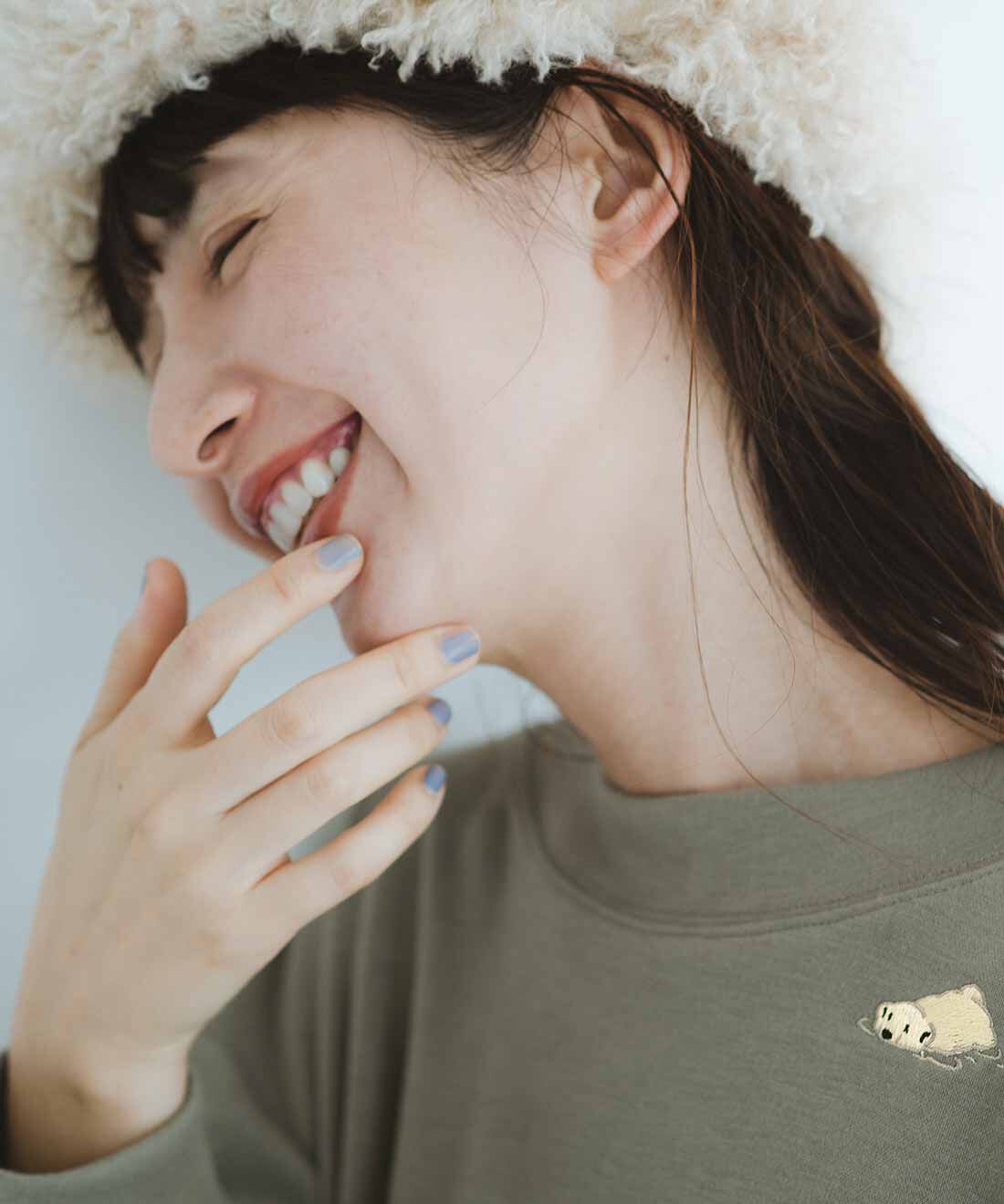 frauglatt|旭山動物園・ボルネオの森応援商品 フラウグラット 一枚で着こなし2スタイル こっそり刺しゅうのスウェットトップス〈ホッキョクグマ〉の会