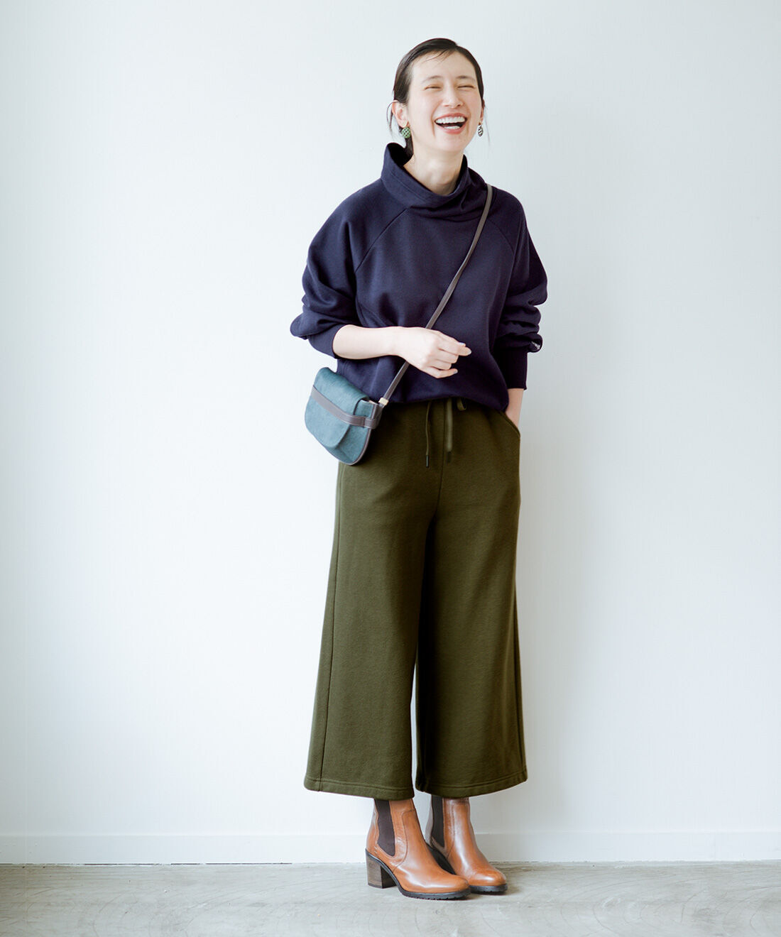 frauglatt|セミワイドシルエットのかるホカ裏起毛パンツのコーディネート