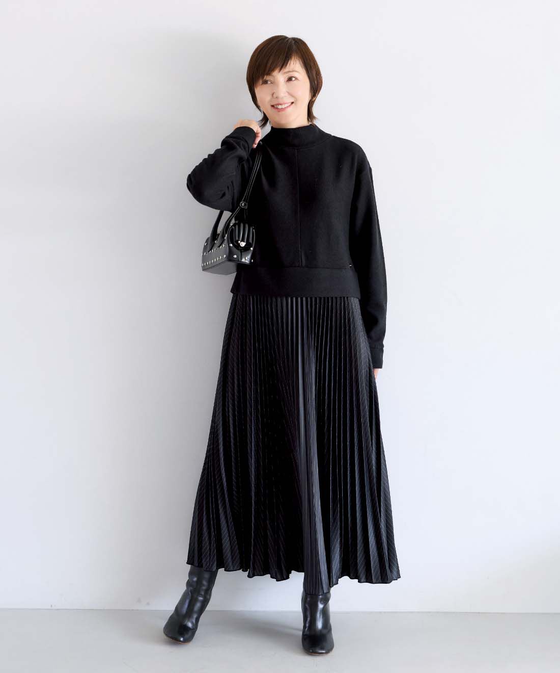 frauglatt|大人の女史会×frauglatt　一枚で着るだけ美バランス 異素材ドッキングプリーツワンピース|〈艶（つや）ブラック〉　※身長163cm、MTサイズを着用しています。