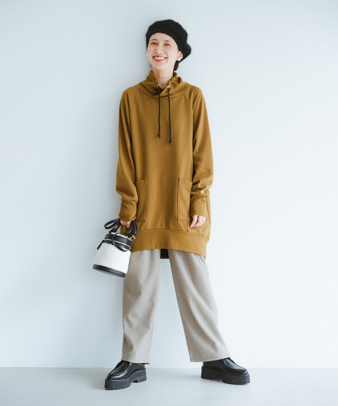 frauglatt|パーカー風ハイネック かるホカ裏起毛チュニックのコーディネート