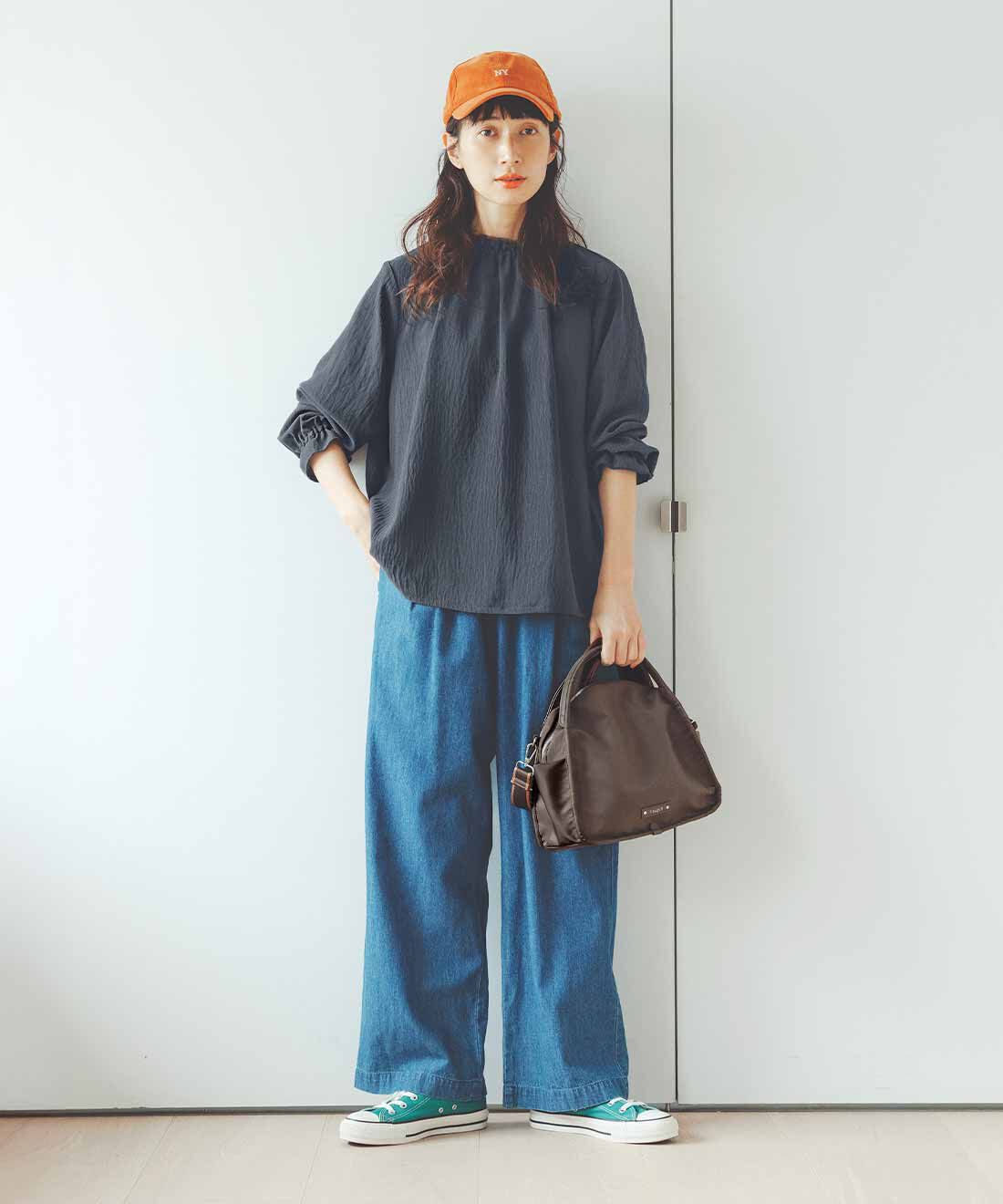 frauglatt|きれいめなのにたっぷり入る 2-WAYショルダーバッグ〈撥水〉と上品フリルの伸びやかなブラウスときれいめなのにたっぷり入る 2-WAYショルダーバッグ〈撥水〉と綿100％の大人のゆる軽デニムパンツのコーディネート