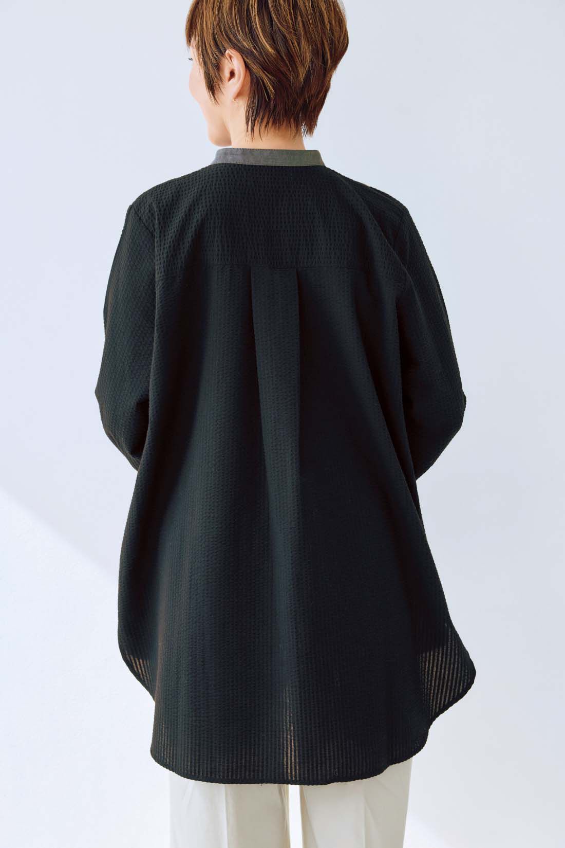 frauglatt［フラウグラット］|大人の女史会×frauglatt　顔うつり華やぐブザム切り替え レフ板チュニックシャツ|ミリ単位で位置にこだわったやや下めの切り替えラインが、背中の丸みをナチュラルにカバー。