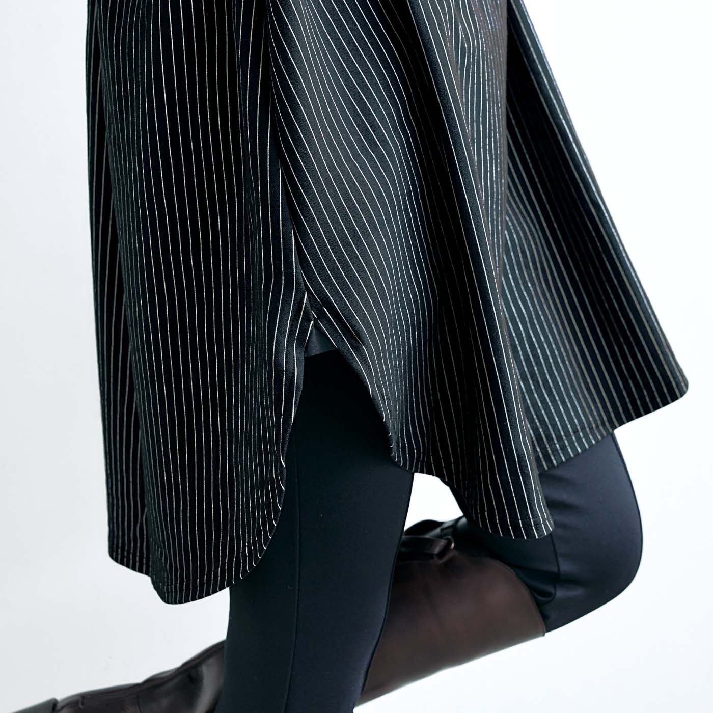 frauglatt［フラウグラット］|大人の女史会×frauglatt　顔うつりすっきりチュニック〈凛（りん）ブラック〉|サイドのスリット部分に布はくのガジェット（あて布）をあしらってシャツ仕様に。