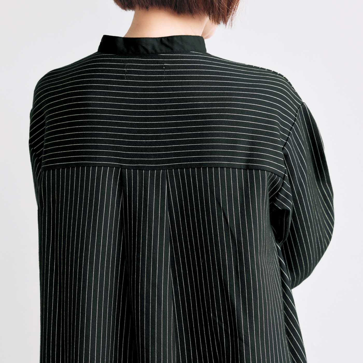 frauglatt［フラウグラット］|大人の女史会×frauglatt　顔うつりすっきりチュニック〈凛（りん）ブラック〉|背中はヨーク＆タックでメリハリプラス。のっぺり見えを防止して印象すっきり。
