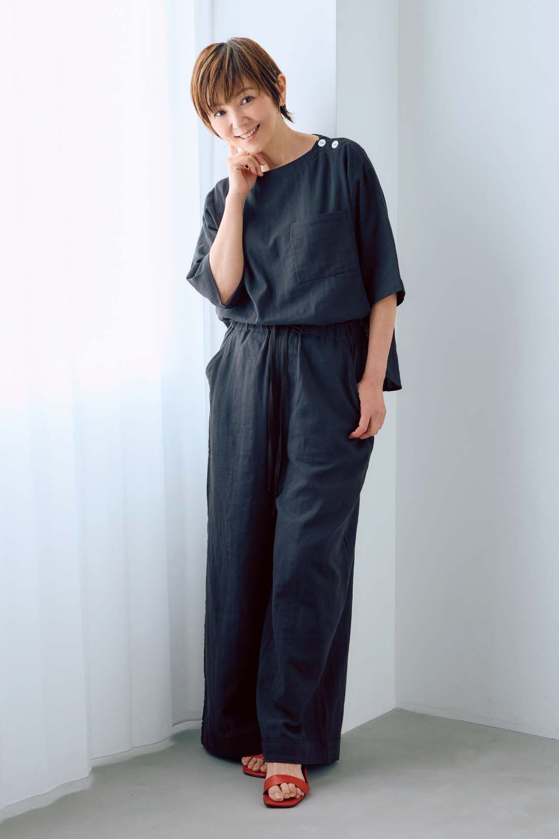 frauglatt［フラウグラット］|【セット割】大人の女史会×frauglatt　着まわし上手 オールインワン見え ダブルガーゼセットアップ|【パンツ】 幅広の折り返し風の切り替えが、足もとにさりげないボリュームをプラスして、落ち感のあるシルエットに。