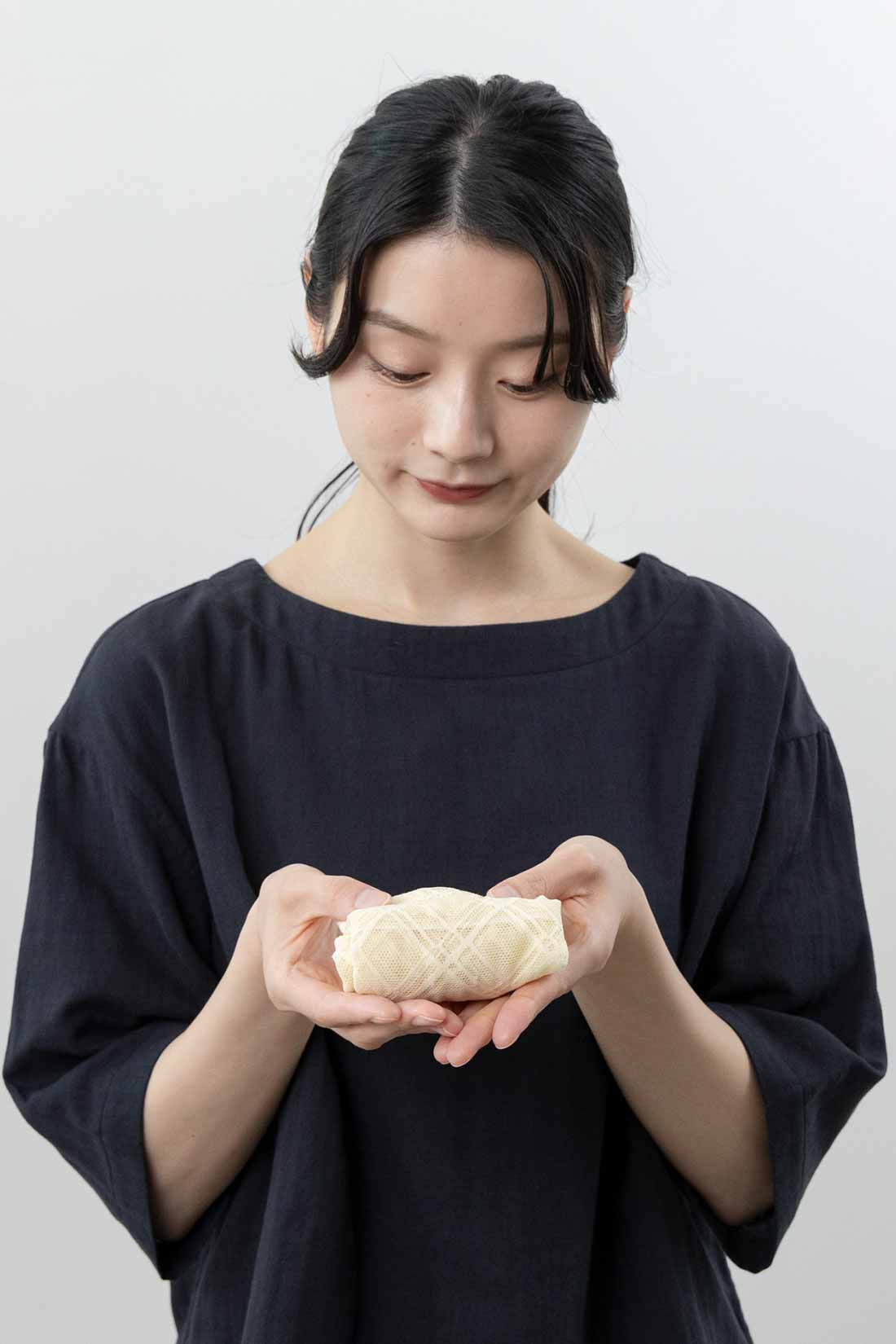frauglatt［フラウグラット］|フラウグラット　首もと華やか♪ 着脱らくちんなやわらかチュール付け衿の会|小さくたためるので、いつでもバッグに忍ばせて。