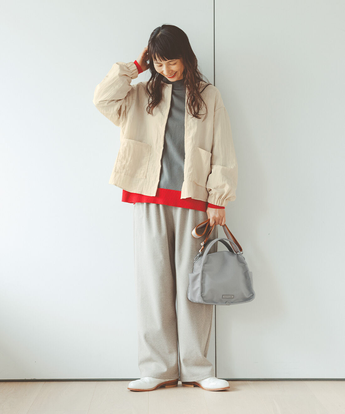 frauglatt|カットソーで着心地らくちんヘリンボーンセミワイドパンツと大人配色 プチハイネックのウォッシャブルニットトップスときれいめなのにたっぷり入る 2-WAYショルダーバッグ〈撥水〉と大人配色 プチハイネックのウォッシャブルニットトップスときれいめなのにたっぷり入る 2-WAYショルダーバッグ〈撥水〉とカットソーで着心地らくちんヘリンボーンセミワイドパンツのコーディネート