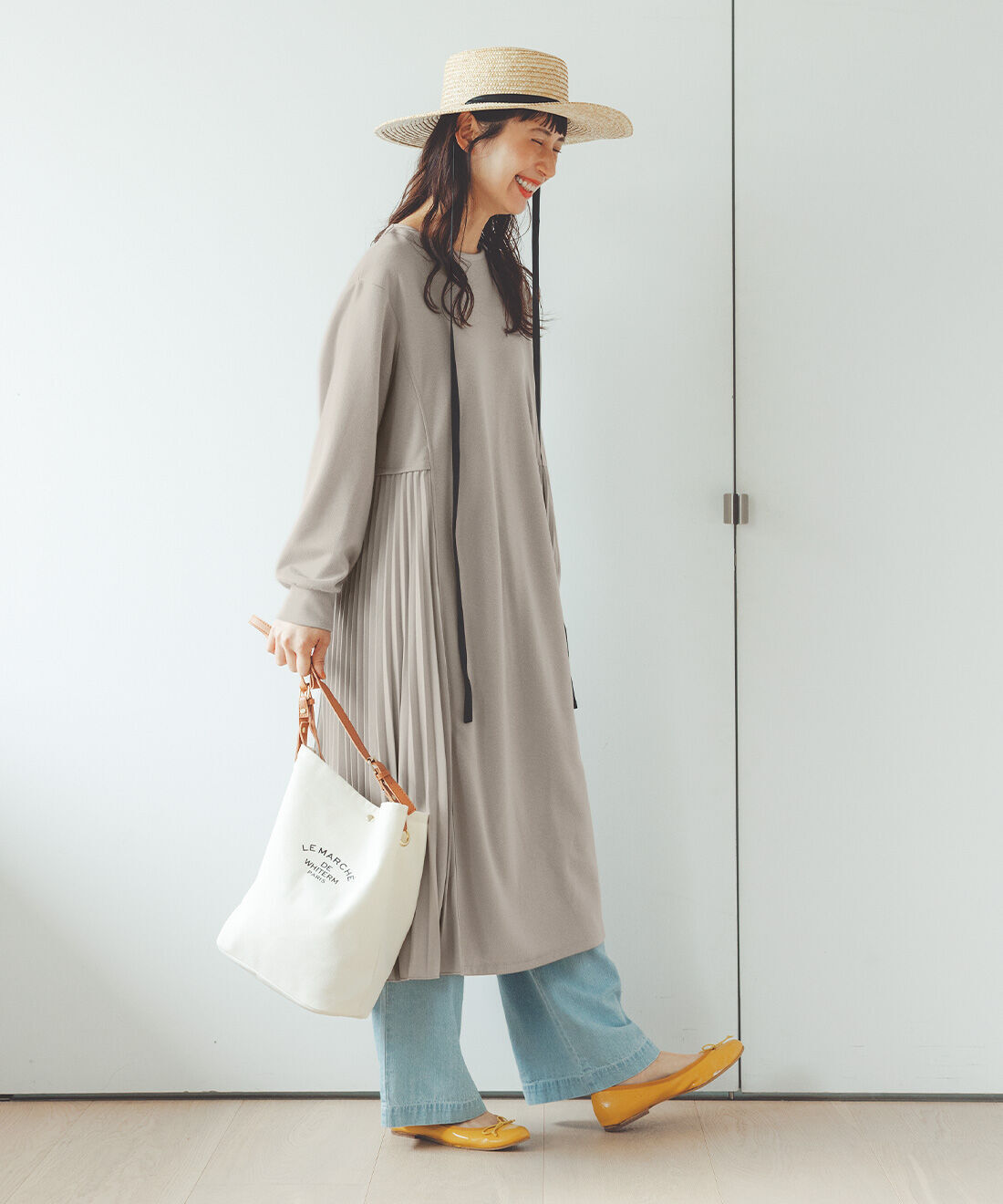 frauglatt|揺れて華やか細見せプリーツ ワンピースと綿100％の大人のゆる軽デニムパンツのコーディネート