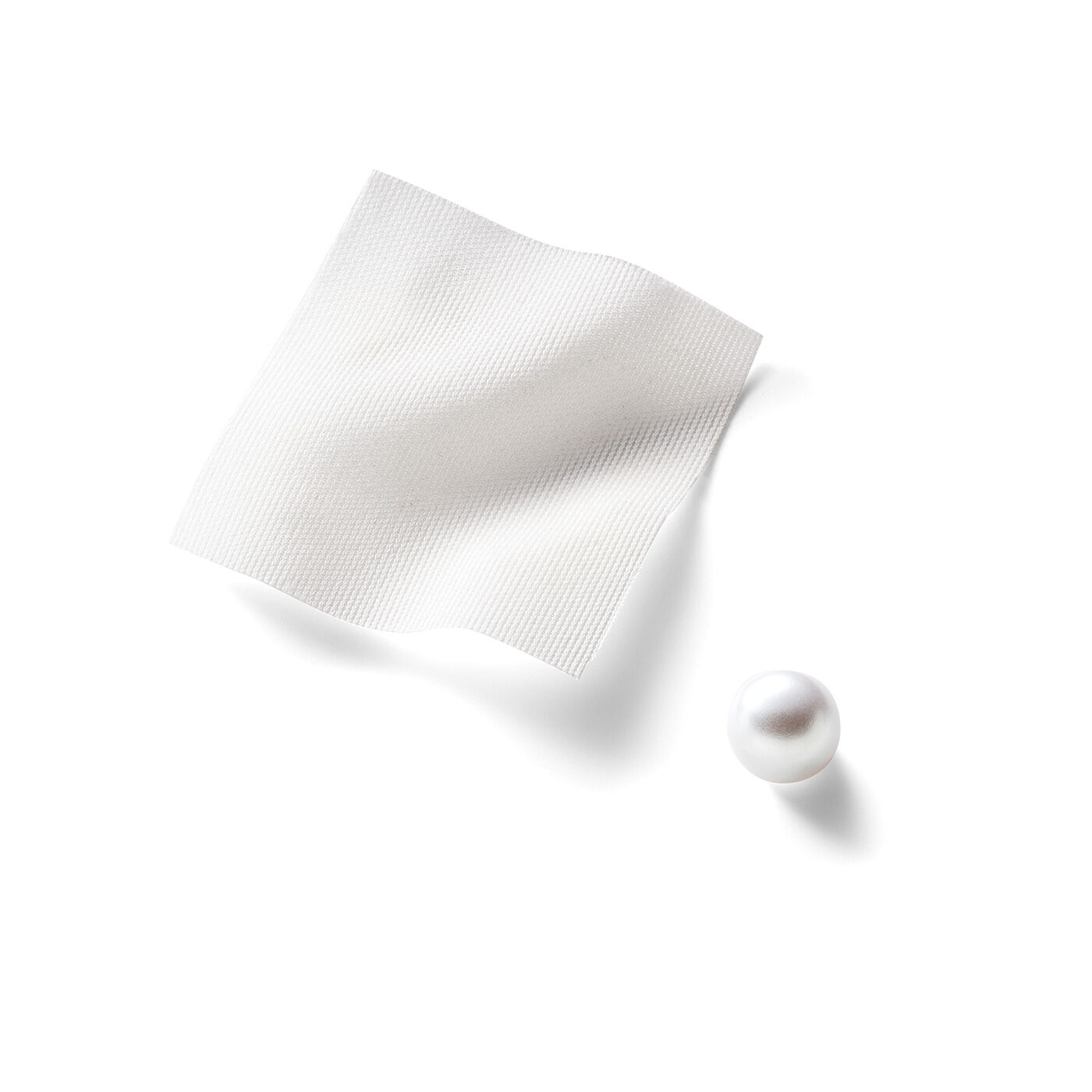 frauglatt|フラウグラット　顔うつり華やか♪ 好印象な白ブラウス風のやわらかつけ衿の会|ソフトでしわになりにくい、きれいめなカットソー素材。第一ボタンは上品なパール調ボタンでアクセントに。