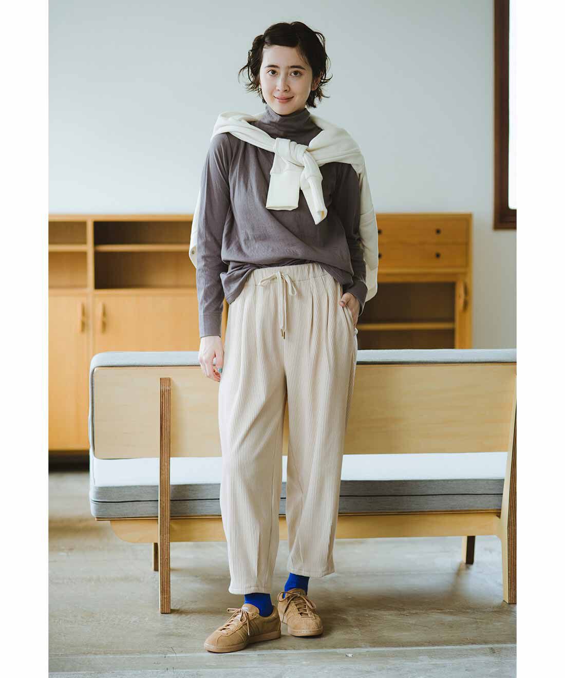 frauglatt|オーガニックコットン接結素材のゆるネックトップスとニットコールふんわり美脚シルエットパンツのコーディネート