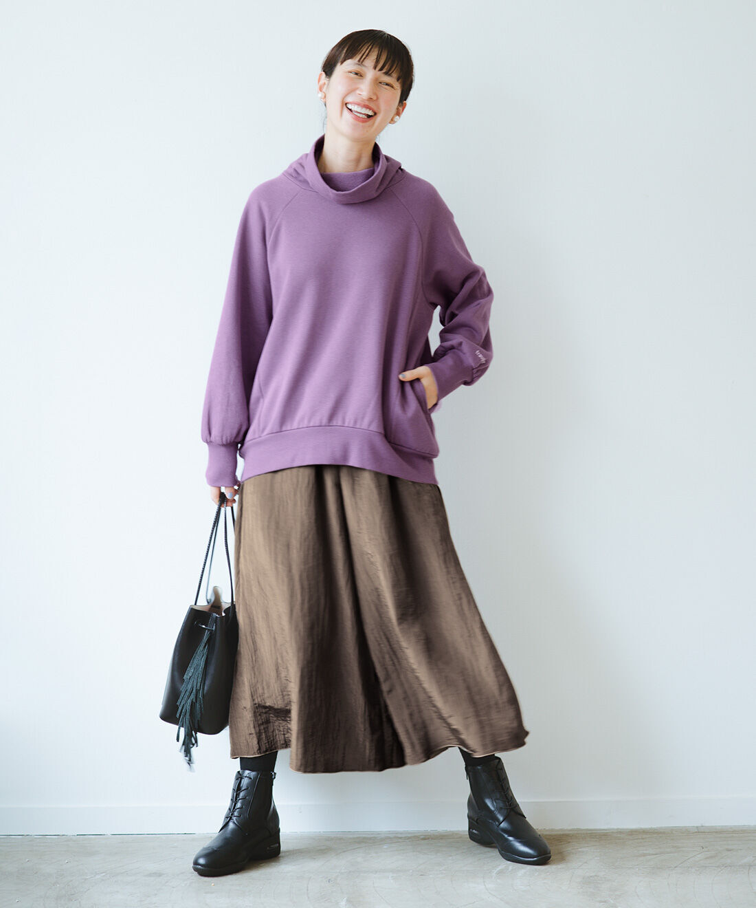 frauglatt|ハイネックで首もとあったかかるホカ裏起毛トップスと便利な裏地設計♪ スカート見えワイドパンツのコーディネート
