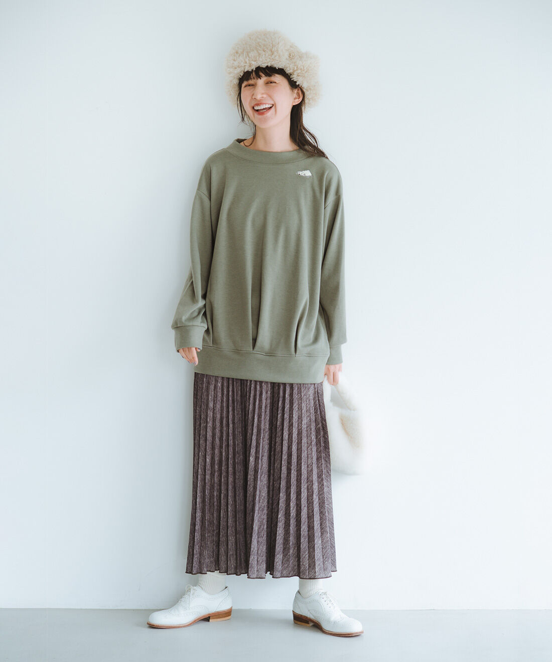 frauglatt|旭山動物園・ボルネオの森応援商品 フラウグラット 一枚で着こなし2スタイル こっそり刺しゅうのスウェットトップス〈ホッキョクグマ〉の会