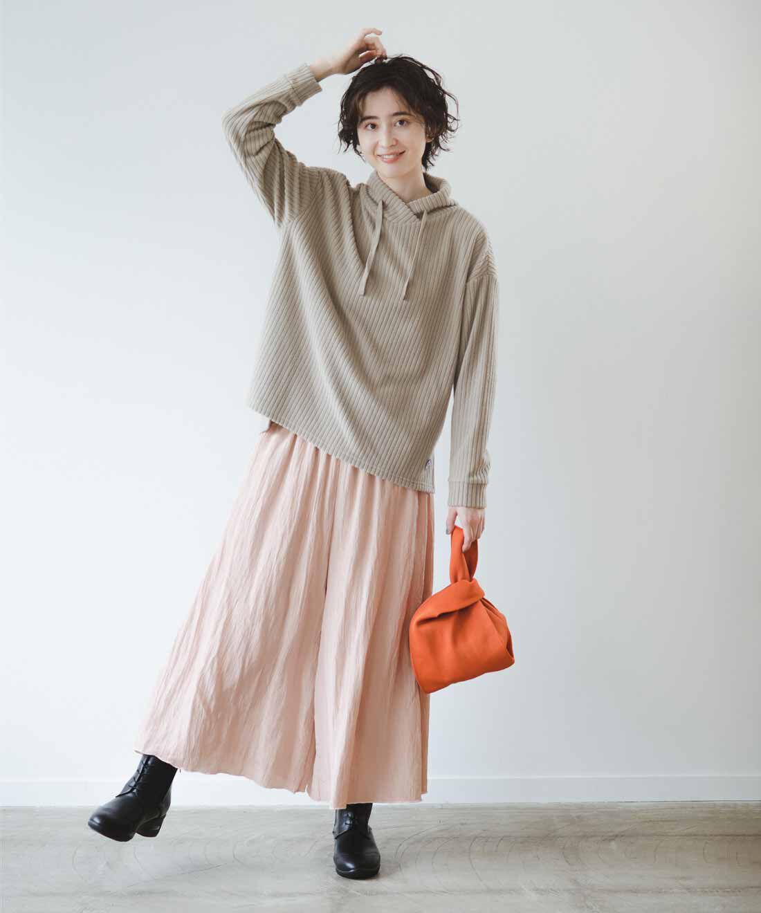 frauglatt|ふんわり肌心地きれいめ伸びやかなパーカー風トップスと便利な裏地設計♪ スカート見えワイドパンツのコーディネート