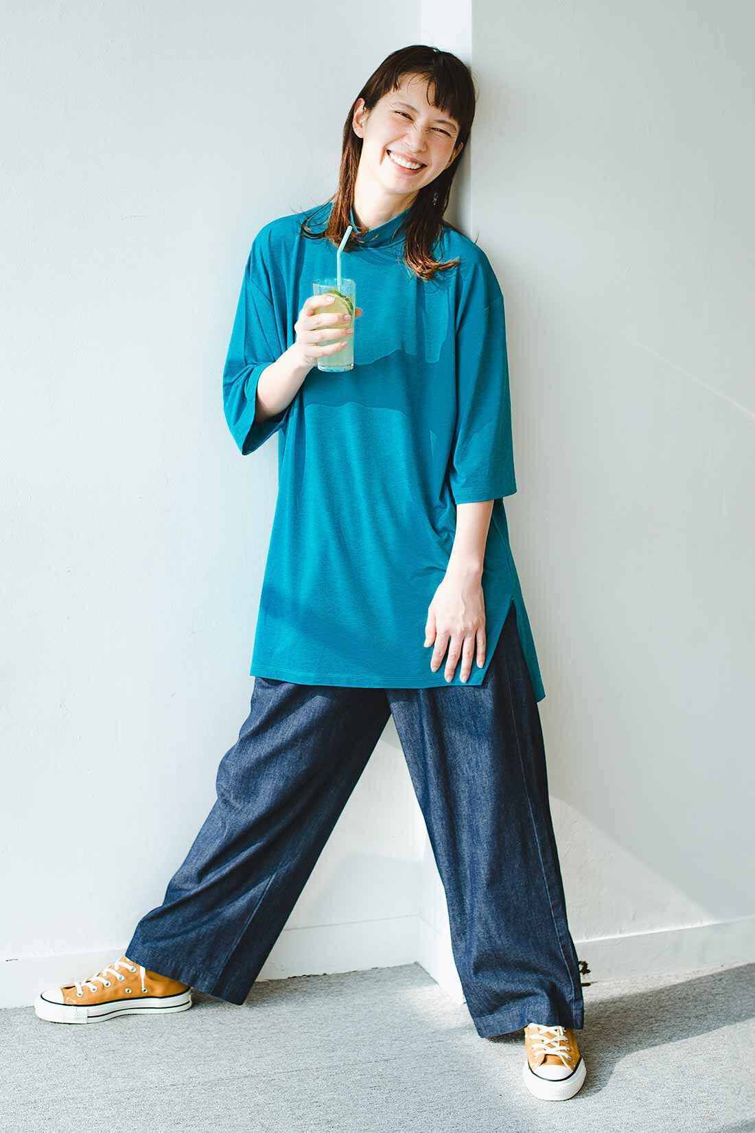 frauglatt|ハイネックカットソーチュニックと綿100％の大人のゆる軽デニムパンツのコーディネート