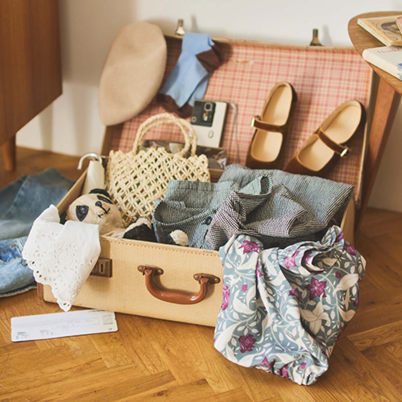 am＆be［アンビィ］|ａｍ＆ｂｅ　ハンガーに掛けたままワードローブまるごとお出かけ ショルダーガーメントバッグ|Before　服をたたんで入れるとしわになったり、小物は詰め込んでぐちゃぐちゃになったり……パッキングはむずかしい。