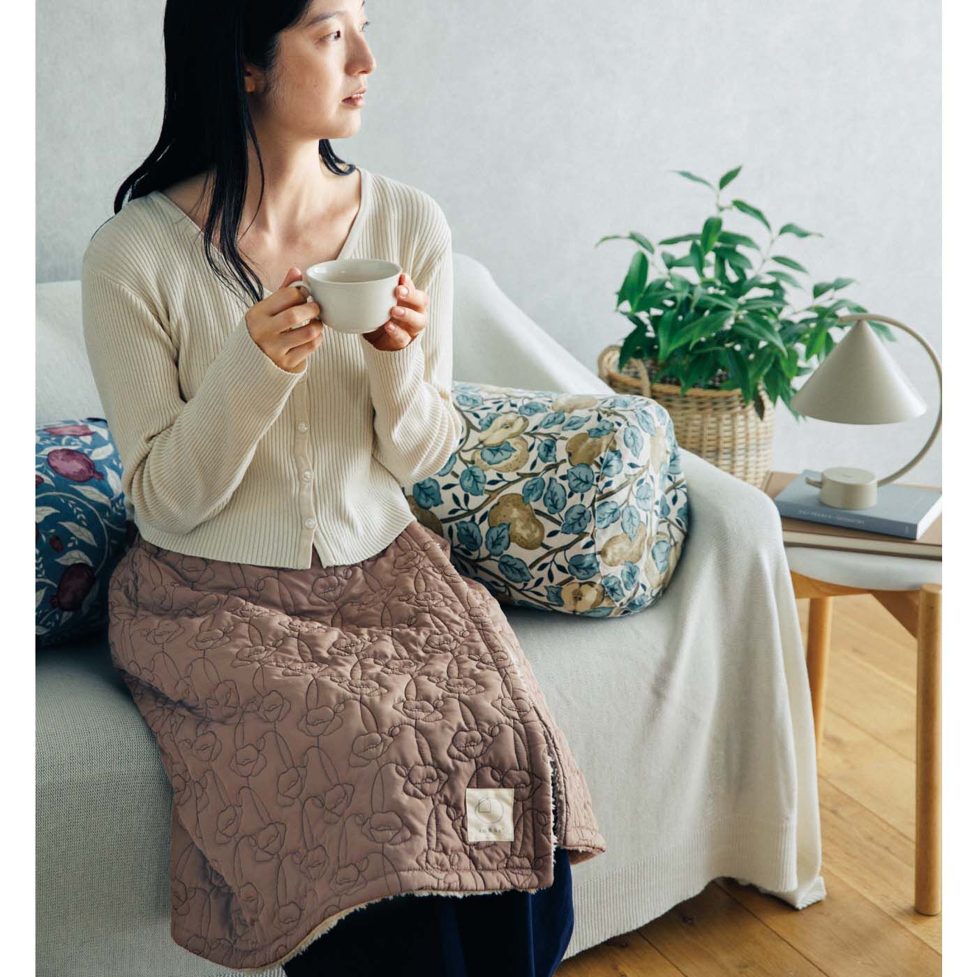am＆be［アンビィ］|ａｍ＆ｂｅ　花咲くキルティングの2-WAY巻くブランケットの会