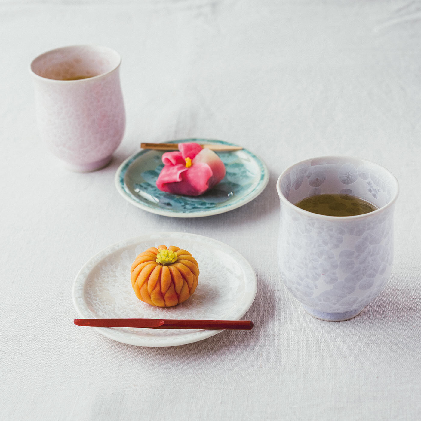am＆be［アンビィ］|世界にひとつの景色と出会う　咲き誇る花結晶の清水焼〈菓子皿〉の会|【603749 花結晶の清水焼〈湯呑み〉の会】と一緒に使用すると食卓がさらに華やかに。※「花結晶の湯呑み」と同時にお申し込みいただいても、おそろいのデザインが届かない場合があります。