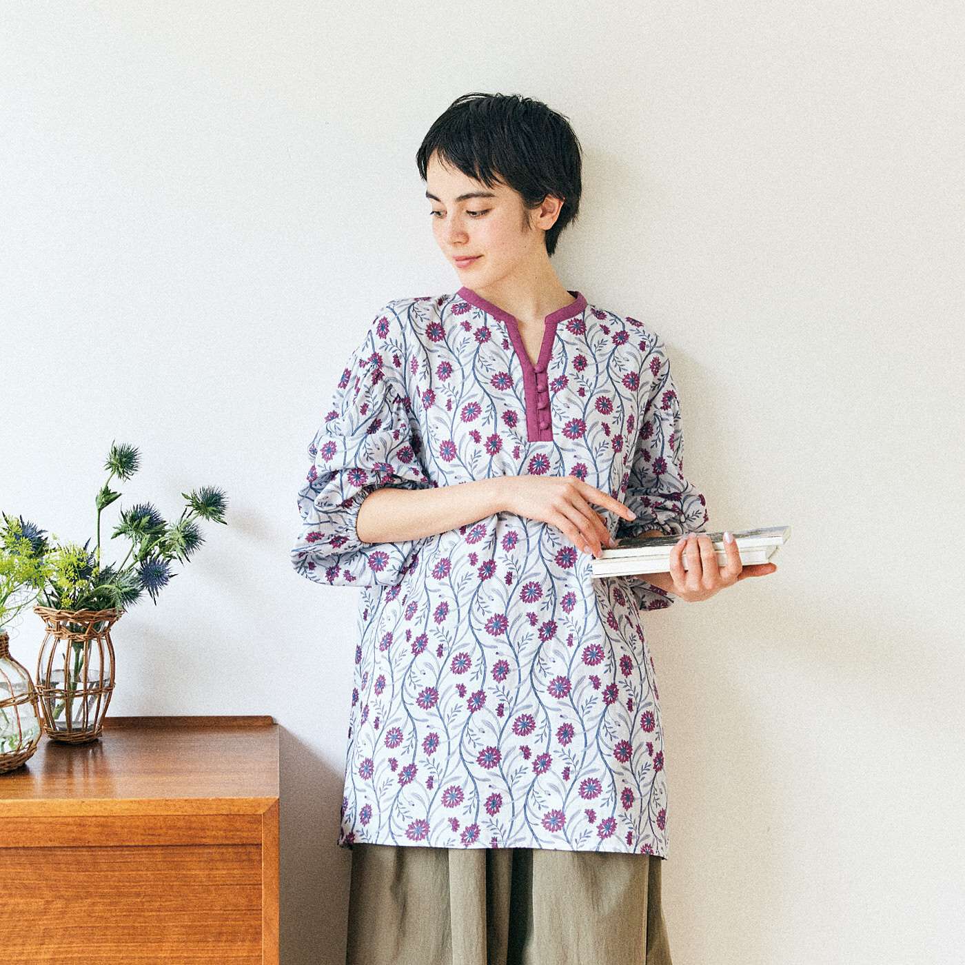 am＆be［アンビィ］|ａｍ＆ｂｅ　胸もと二重仕立てがうれしい　カフタン風ダブルガーゼチュニック〈コーンフラワー〉