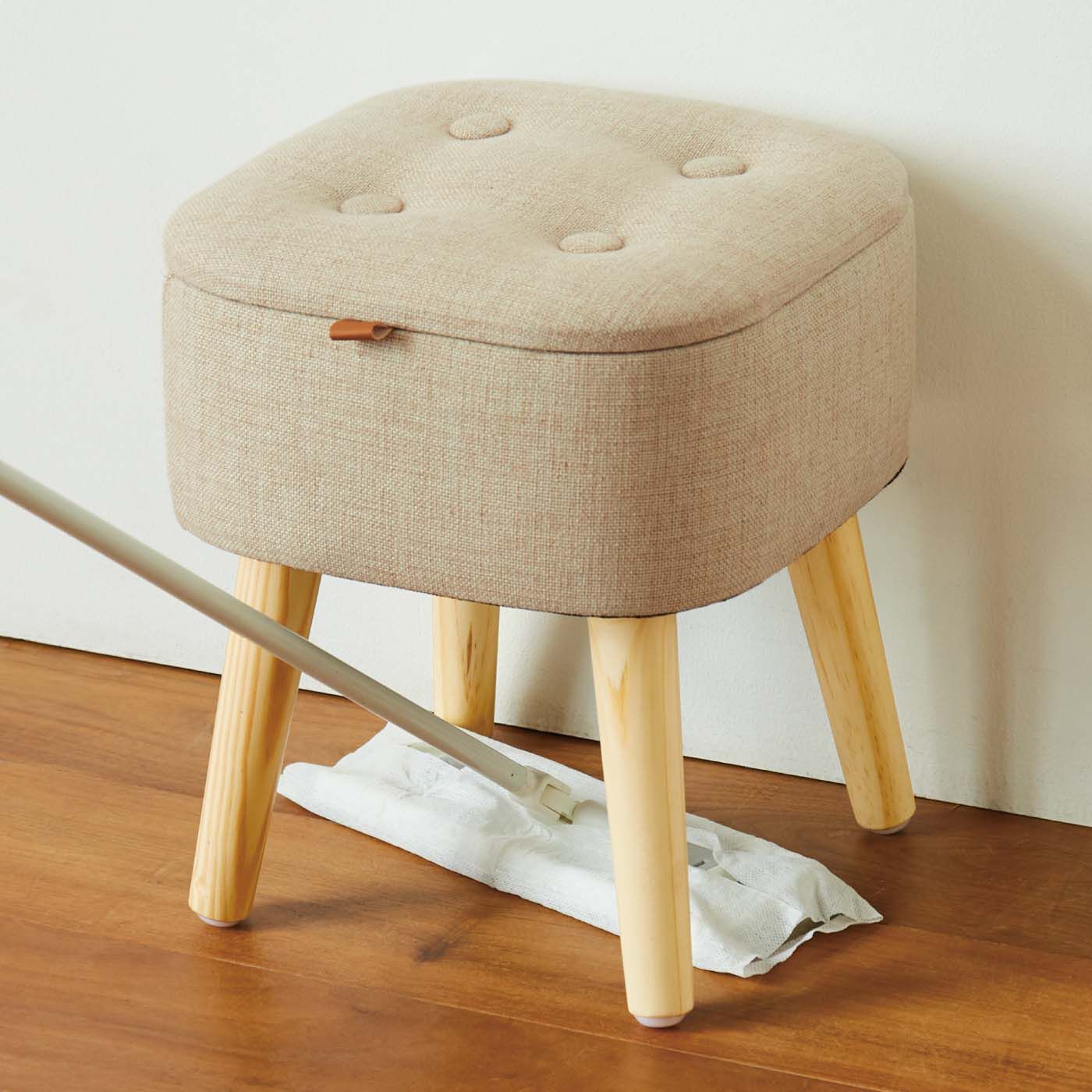am&be|ａｍ＆ｂｅ　ポイポイ入れて目隠し お部屋になじむ収納スツール|脚付きだからお掃除しやすく、ほこりがたまりづらい。