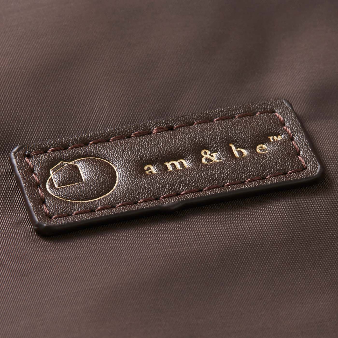 am＆be［アンビィ］|ａｍ＆ｂｅ　ハンガーに掛けたままワードローブまるごとお出かけ ショルダーガーメントバッグ|フロントには上品なワンポイントのロゴが。