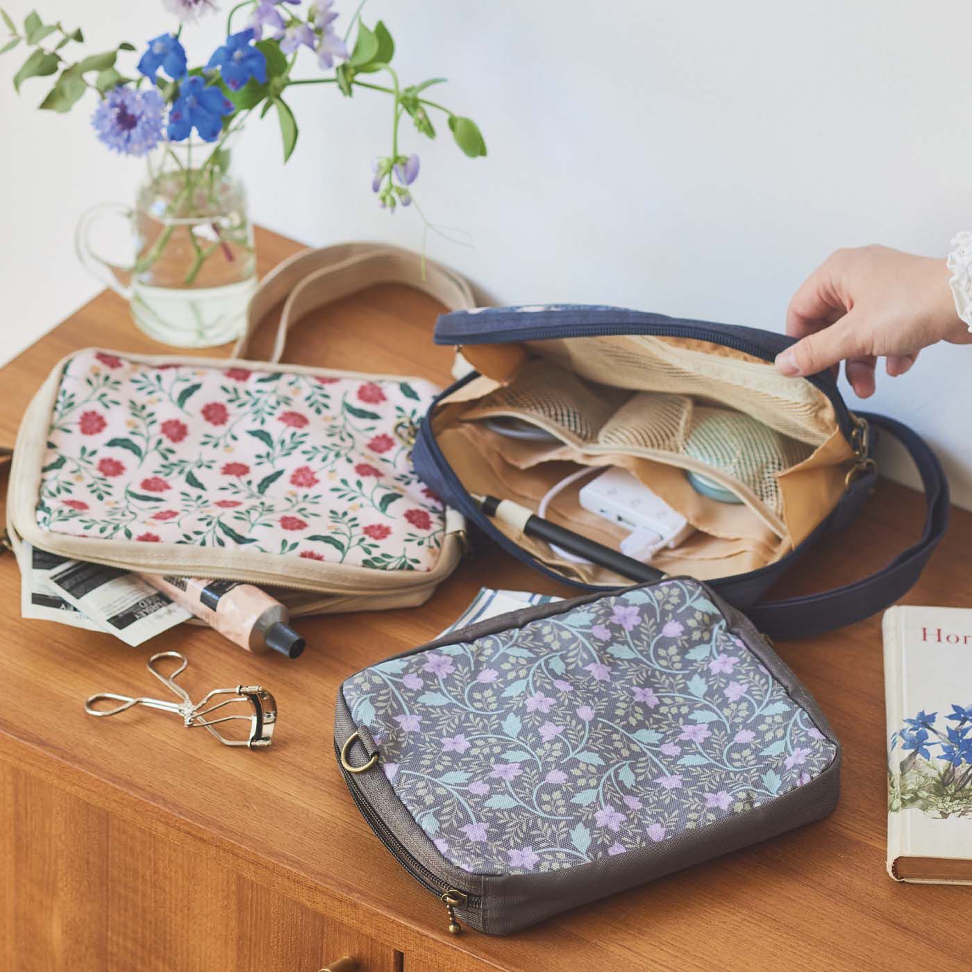 am＆be［アンビィ］|am＆be　アンティークフラワー メッシュポケットで見やすいポーチにもなる 2-WAYショルダーバッグの会