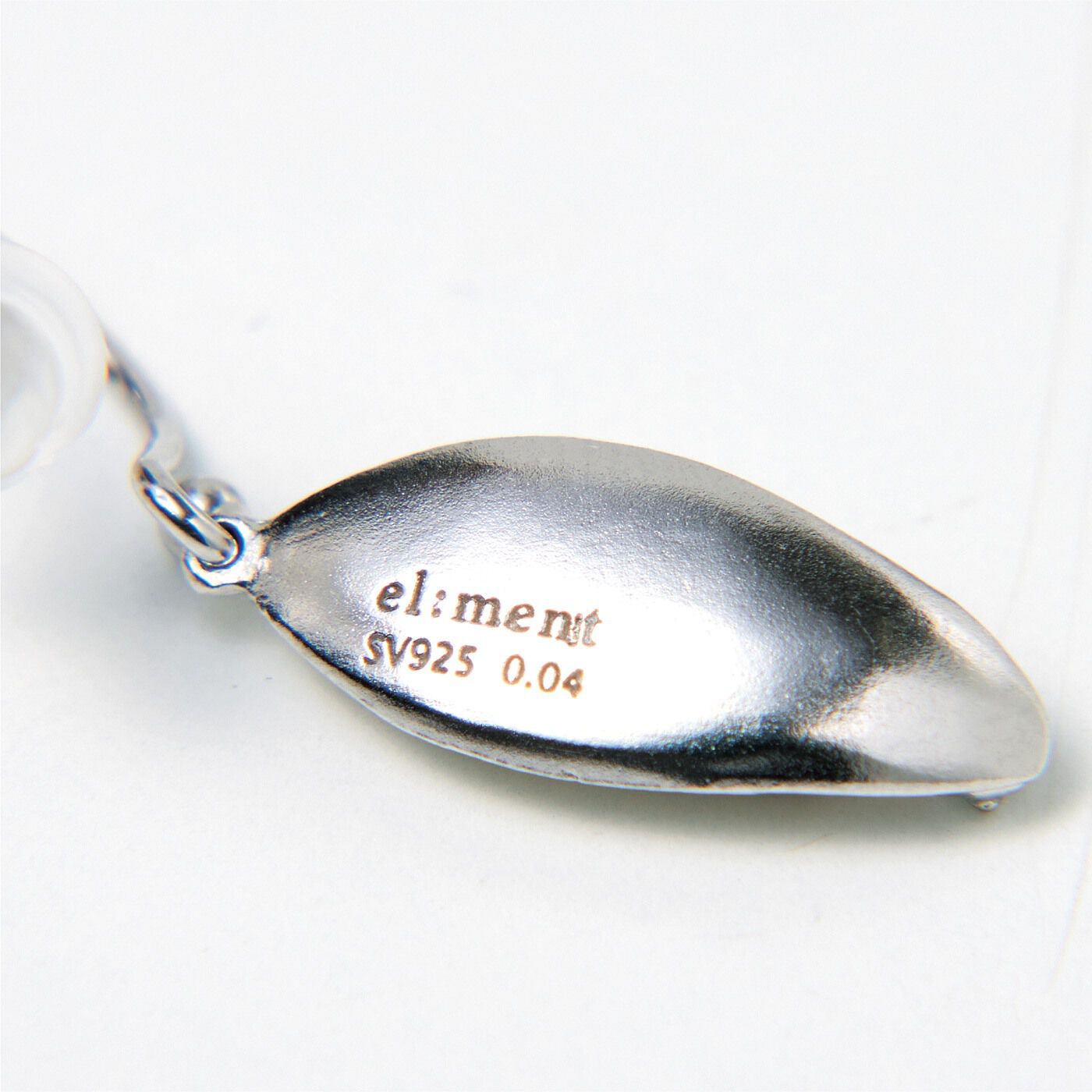 el:ment［エルメント］|el:ment　ジュエリー職人の手仕事　５粒のダイヤモンドが煌（きら）めく　しあわせ運ぶすずらんのシルバー９２５ネックレス|裏にはel:ment、silver925、0.04ctダイヤモンドを証明する刻印入り。