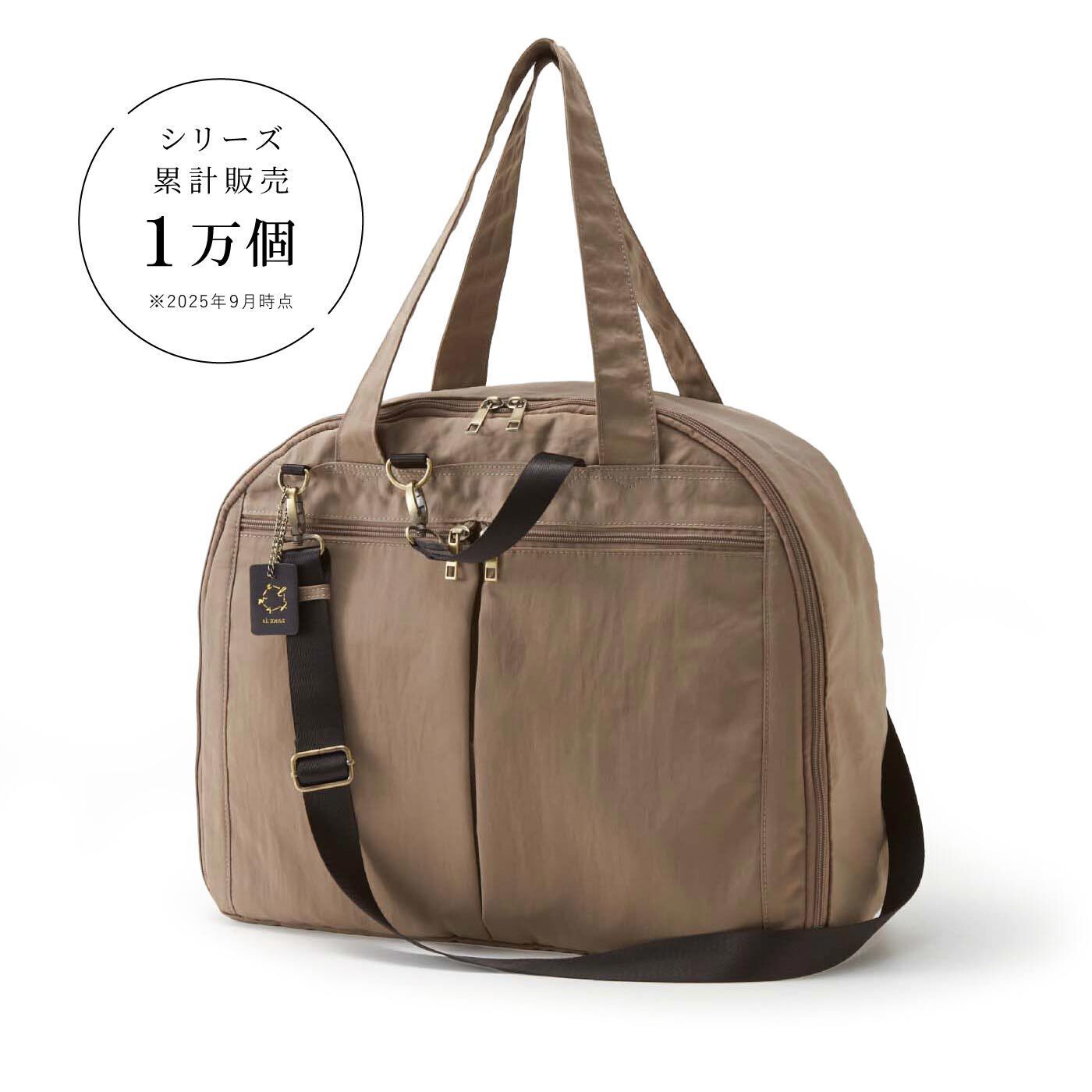 el:ment［エルメント］|el:ment　旅先でも整とんできる やわらかキャリーオントラベルボストン|外側の正面には片まち付きの大容量ポケットがふたつ。財布やぺットボトルなどをすぐに取り出せて便利です。